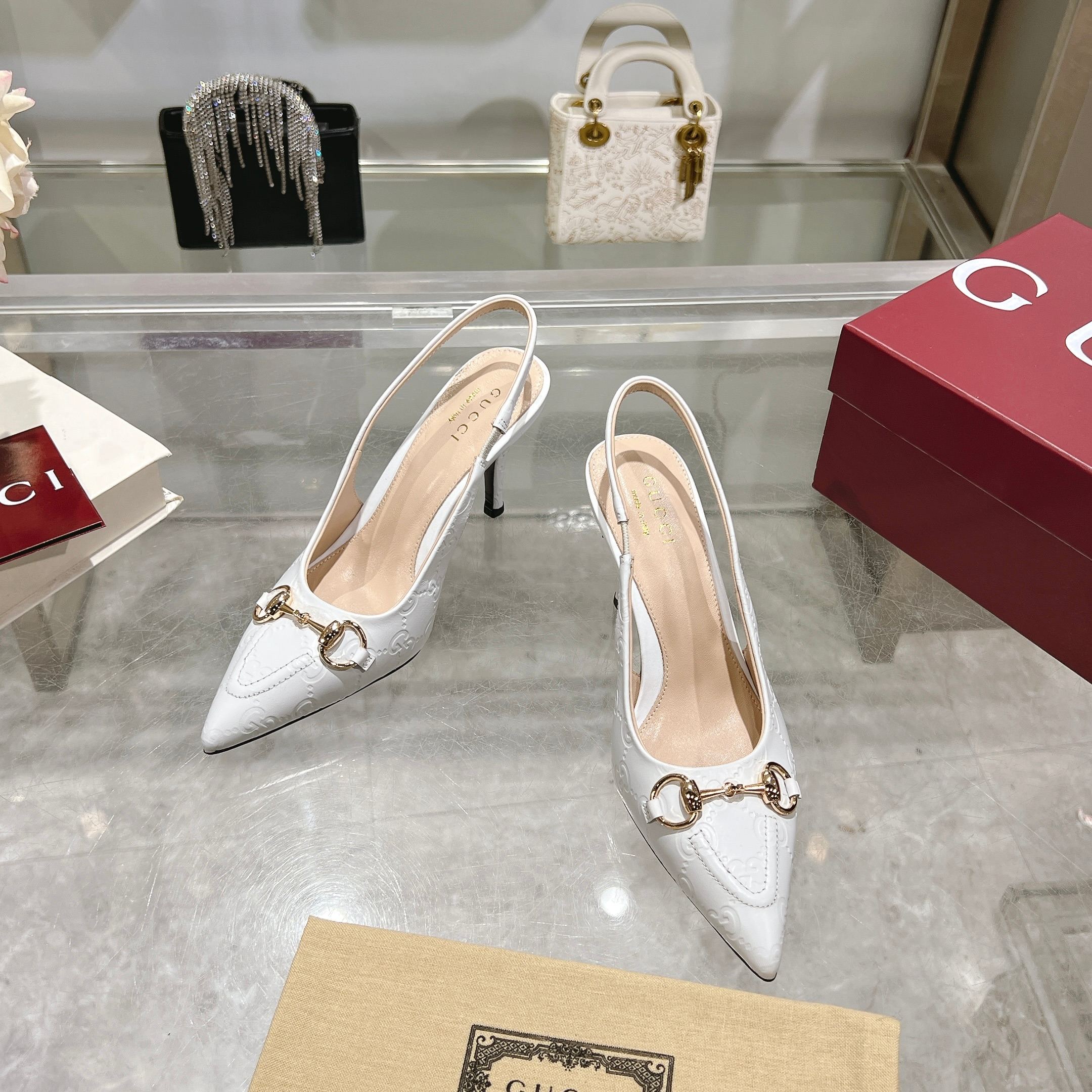 NO:261960,-6* White (35-41) This elegant exposed-heeled high heels is made of white GG leather. The recognizable brand elements of the horse buckle adds a bright embellishment to the center of the shoe. The pointed toe is paired with elastic straps and high heels. White leather Women's Light gold tone accessories Leather lining Horse buckle Pointed toe Toe Details Elastic straps High heels 8.5, sandals, sandals, high heels19860909-6* 白（35-41）这款优雅的露跟高跟鞋甄选白色GG皮革匠心制作,颇具辨识感的品牌元素马衔扣为鞋履中央增添亮眼点缀.尖形鞋头搭配松紧系带,高跟设计. 白色皮革 女士 浅金色调配件 皮革衬里 马衔扣 尖形鞋头 面线细节 松紧绑带 高跟8.5,凉鞋,sandals,high heels,Women's Shoes