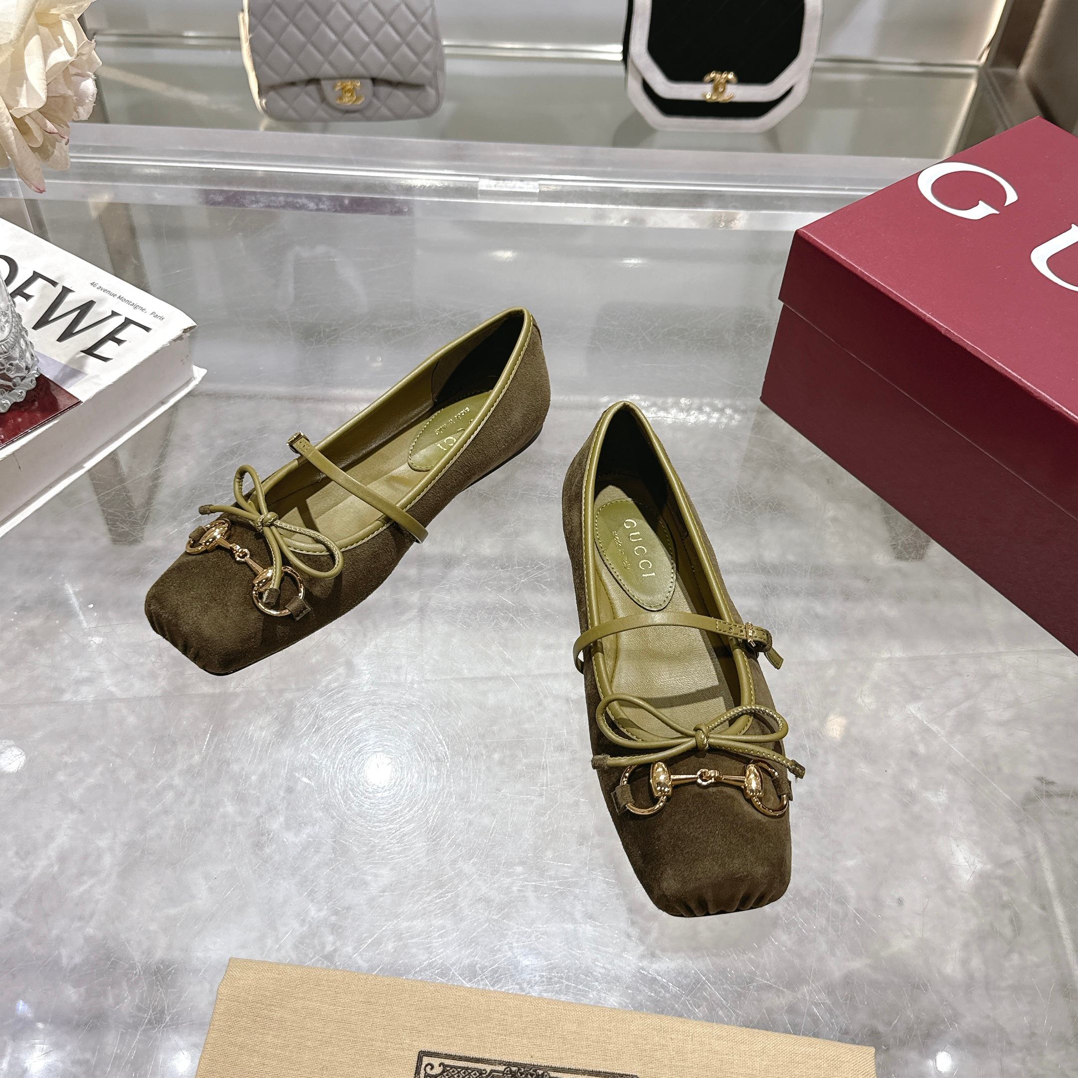 NO:261977,9099-10 Green (35-42) This horse-bit ballet flat shoe is designed with a square toe design, with elegant bow details, paying tribute to traditional ballet shoes. This item is made of shiny silk satin, cleverly embellishes the light gold tone horse buckle. The 