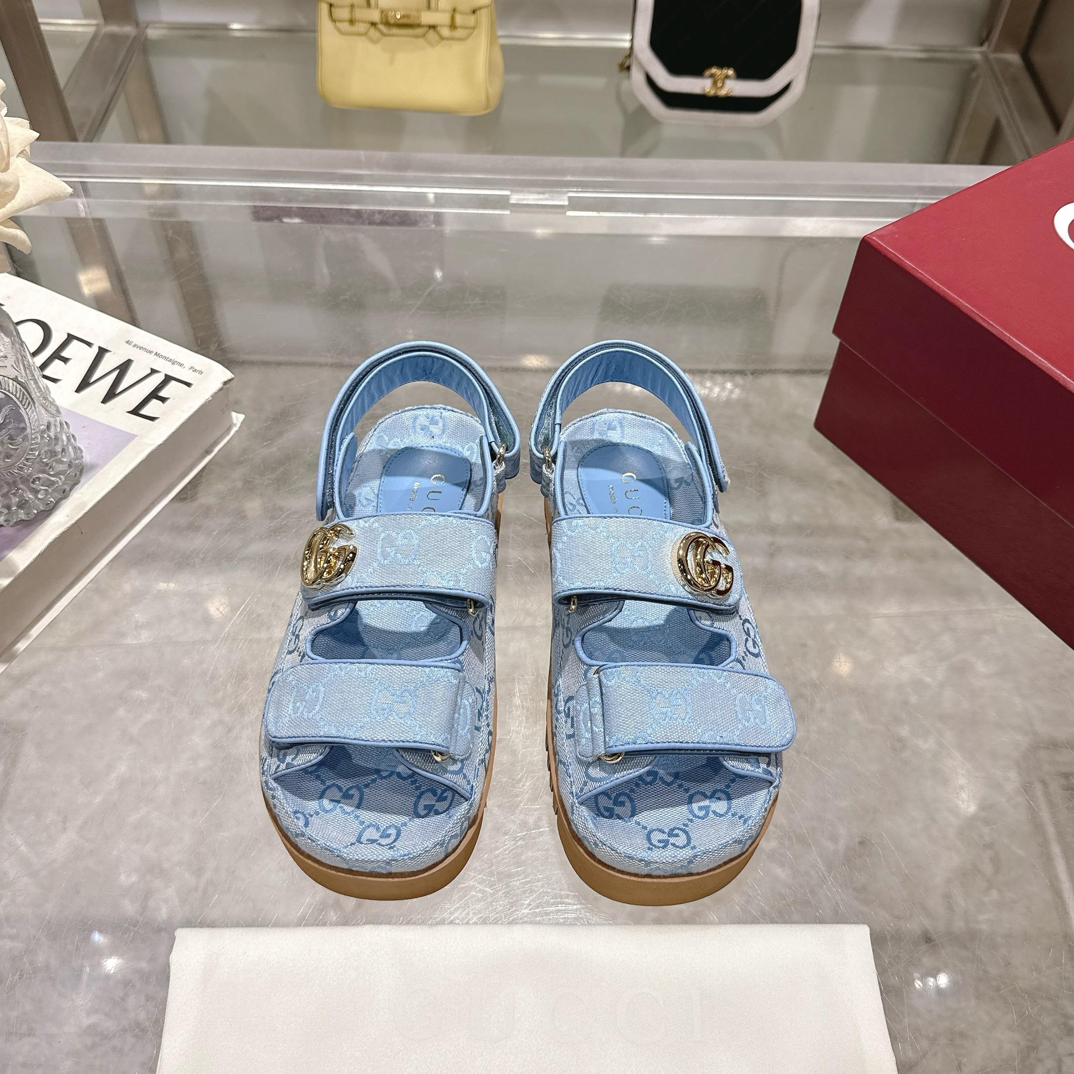 NO:232384,8838-1 Blue (35-42) Gucci modern design aesthetics explores a unique path of ingenuity, cleverly blending the brand classic elements with the beloved brand logo. This sandal embellishes the beloved double G styling accessories, injecting a low-key brand logo charm into the entire design, complementing the versatility of magic tape. Light blue GG canvas Women Light gold tone accessories Sheepskin leather lining Double G rubber sole Magic tape fixing Flat soles, sandals, gucci, sandals, sheepskin198609098838-1 蓝（35-42）Gucci现代设计美学探索独特匠心之路,巧妙融合品牌经典元素与备受喜爱的品牌标识.这款凉鞋缀饰备受喜爱的双G造型配件,为整个设计注入一抹低调的品牌标识魅力,与魔术粘带的多功能性相得益彰. 浅蓝色GG帆布 女士 浅金色调配件 羊皮革衬里 双G 橡胶鞋底 魔术粘带固定 平底,凉鞋,gucci,sandals,sheepskin,Women's Shoes