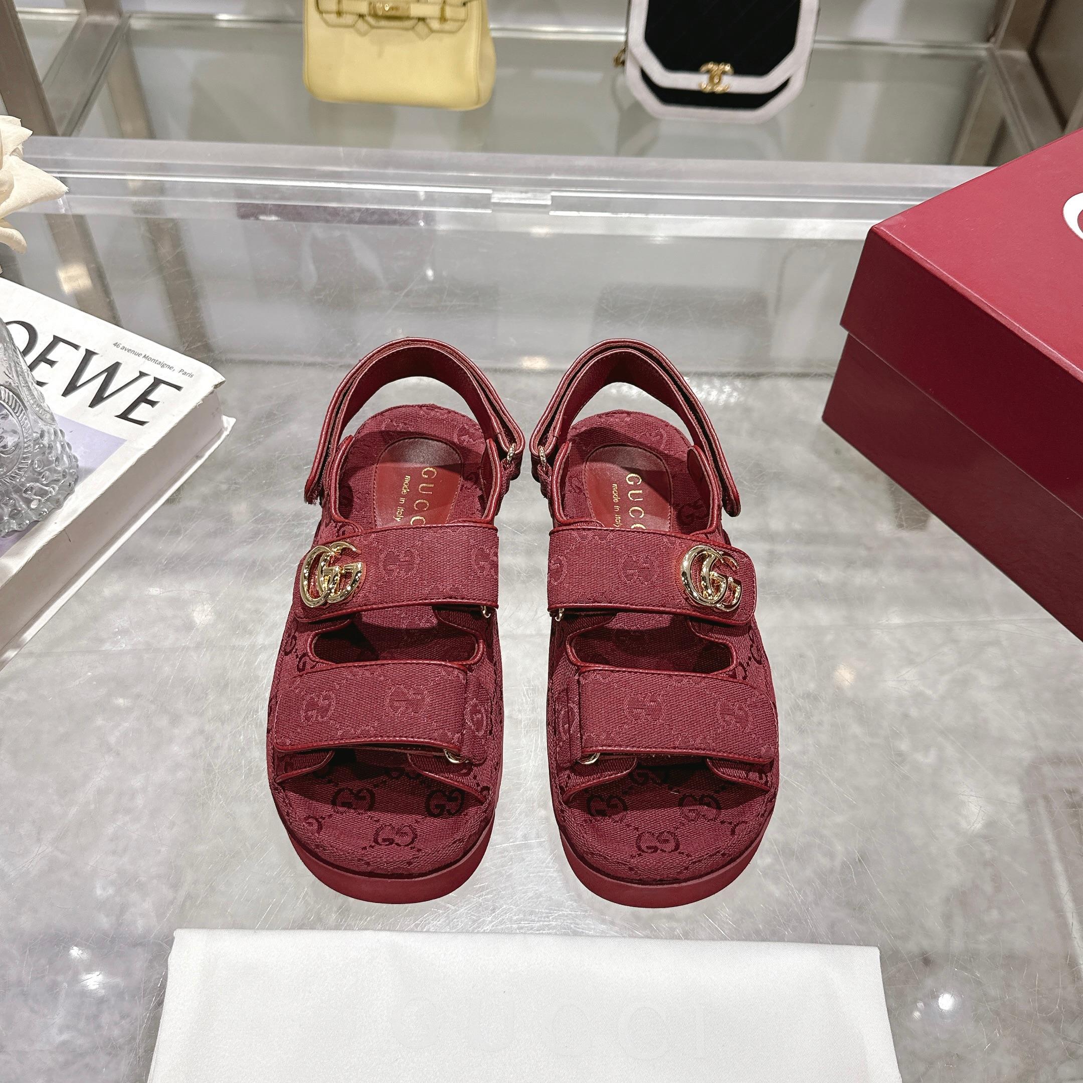 NO:232382,8838-1 Wine Red (35-42) Gucci Modern Design Aesthetics explores a unique path of ingenuity, cleverly blending the classic elements of the brand with the beloved brand logo. This sandal embellishes the beloved double G styling accessories, injecting a low-key brand logo charm into the entire design, complementing the versatility of magic tape. Angora Red GG Canvas Women Light Gold Tone Accessories Sheepskin Lining Double G Rubber Sole Magic Tape Fixed Flat Soles, Sandals, gucci, sandals, sheepskin198609098838-1 酒红（35-42）Gucci现代设计美学探索独特匠心之路,巧妙融合品牌经典元素与备受喜爱的品牌标识.这款凉鞋缀饰备受喜爱的双G造型配件,为整个设计注入一抹低调的品牌标识魅力,与魔术粘带的多功能性相得益彰. 安哥拉红色GG帆布 女士 浅金色调配件 羊皮革衬里 双G 橡胶鞋底 魔术粘带固定 平底,凉鞋,gucci,sandals,sheepskin,Women's Shoes