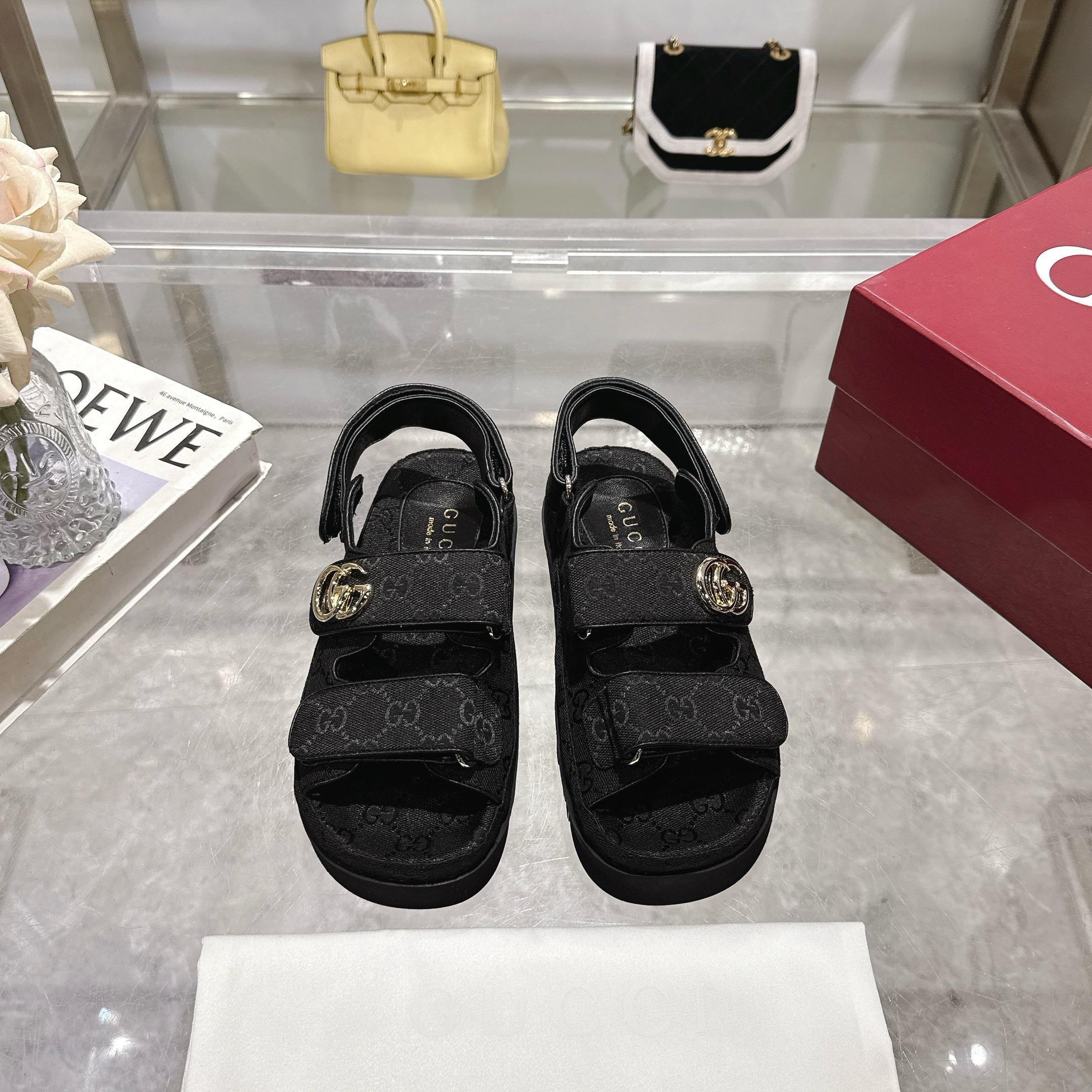 NO:232380,8838-1 Black (35-42) Gucci modern design aesthetics explores a unique path of ingenuity, cleverly blending the brand classic elements with the beloved brand logo. This sandal embellishes the beloved double G styling accessories, injecting a low-key brand logo charm into the entire design, complementing the versatility of magic tape. Black GG canvas Women's light gold tone accessories Sheepskin lining Double G rubber sole Magic tape fixing Flat soles, sandals, gucci, sandals, sheepskin198609098838-1 黑（35-42）Gucci现代设计美学探索独特匠心之路,巧妙融合品牌经典元素与备受喜爱的品牌标识.这款凉鞋缀饰备受喜爱的双G造型配件,为整个设计注入一抹低调的品牌标识魅力,与魔术粘带的多功能性相得益彰. 黑色GG帆布 女士 浅金色调配件 羊皮革衬里 双G 橡胶鞋底 魔术粘带固定 平底,凉鞋,gucci,sandals,sheepskin,Women's Shoes