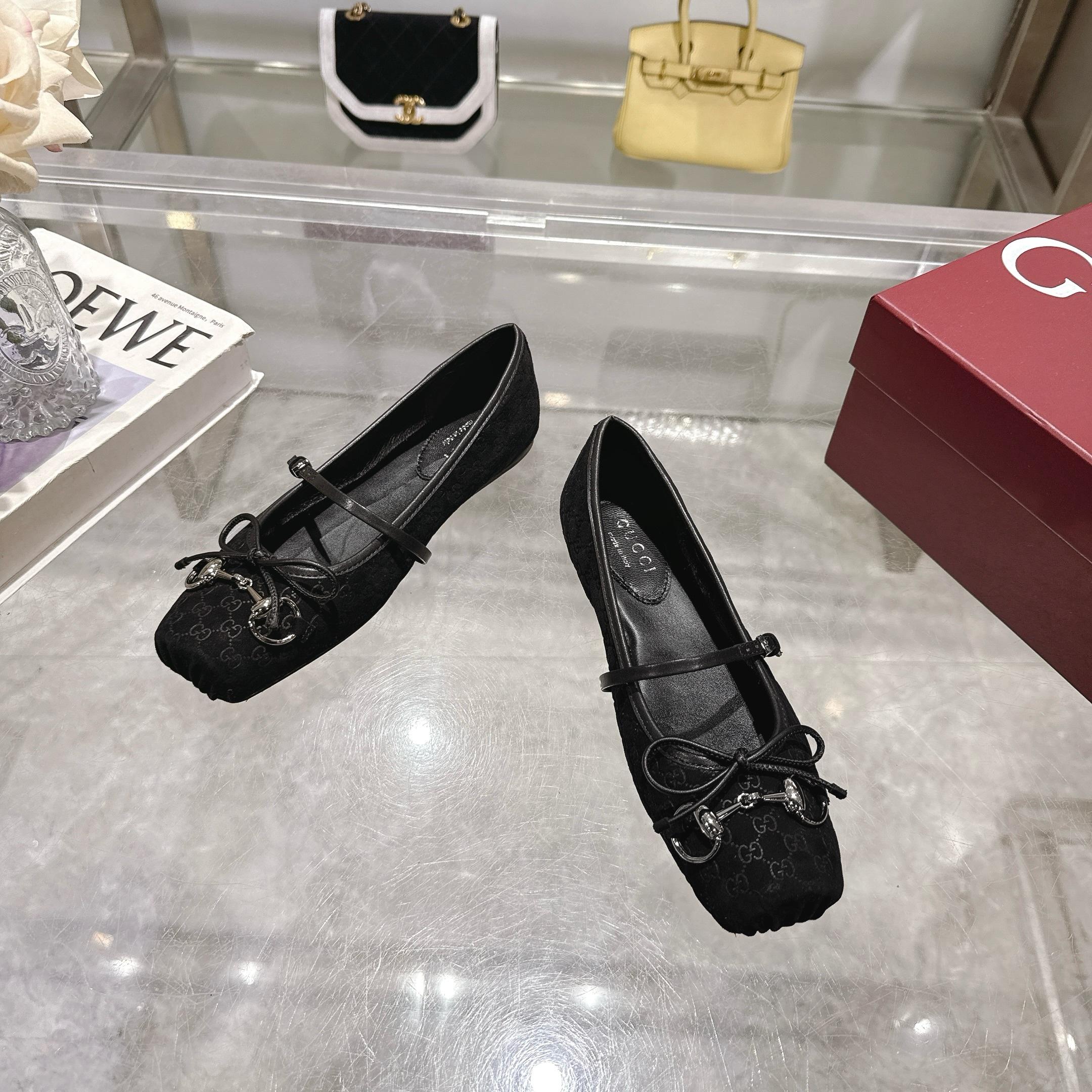 NO:261986,9099-10  Black (35-42) This horse-bit ballet flat shoe is made of square toe design and elegant bow details, paying tribute to traditional ballet shoes. This item is ingeniously crafted with glossy silk satin, cleverly embellished with light bright silver-toned horse buckles. The “sacchetto” structure is paired with a soft and lining inner sole for a great wearing experience. Sheer suede material for women Light gold tone accessories Horse-bit leather bow details Leather sole “Sacchetto” structure Soft and lining inner sole Leather straps with adjustable buckle Flats, single shoes, flats198609099099-10  黑（35-42）这款马衔扣芭蕾平底鞋选用方形鞋头设计,搭配雅致的蝴蝶结细节,致敬传统芭蕾舞鞋款型.这款单品以光泽丝缎匠心打造,巧妙缀饰浅亮银调马衔扣.“sacchetto”构造配以柔软加衬内底,打造出色穿着体验. 椋色绒面材质 女士 浅金色调配件 马衔扣 皮革蝴蝶结细节 皮革鞋底 “Sacchetto”构造 柔软加衬内底 皮革绑带,配可调节搭扣 平底,单鞋,flats,Women's Shoes