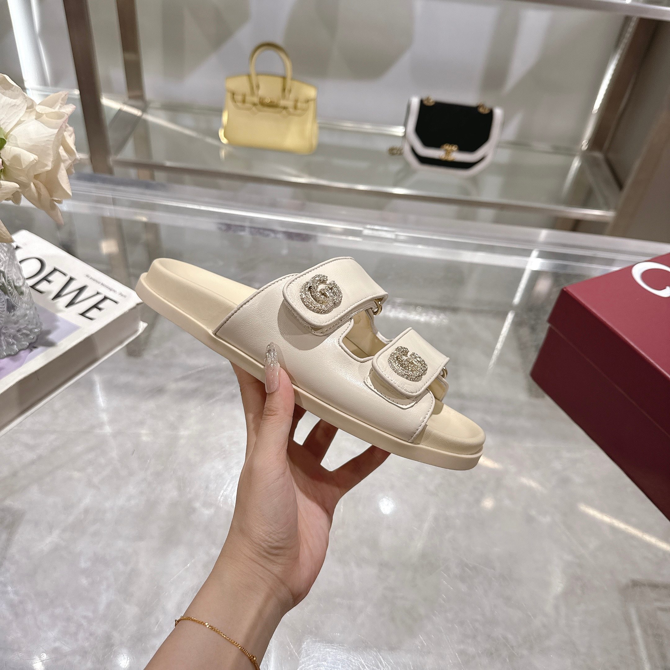 NO:245445,Gucci sandals are made of GG canvas, embellished with a discerning double G logo, and are matched with light gold tones, injecting a touch of exquisite and elegant atmosphere into the entire design. The low-key brand logo charm complements the versatility of the magic tape. Outsole double G rubber outsole color black/white Size 35-42#, slippers, gucci, sandals, slippers19860909Gucci这款凉鞋以GG帆布匠心打造,缀饰一眼可辨的双G标识,配以浅金色调配件,为整个设计注入一抹精致优雅气息.低调的品牌标识魅力,与魔术粘带的多功能性相得益彰. 大底双G橡胶大底 颜色黑色/白色 码数35-42#,拖鞋,gucci,sandals,slippers,Women's Shoes