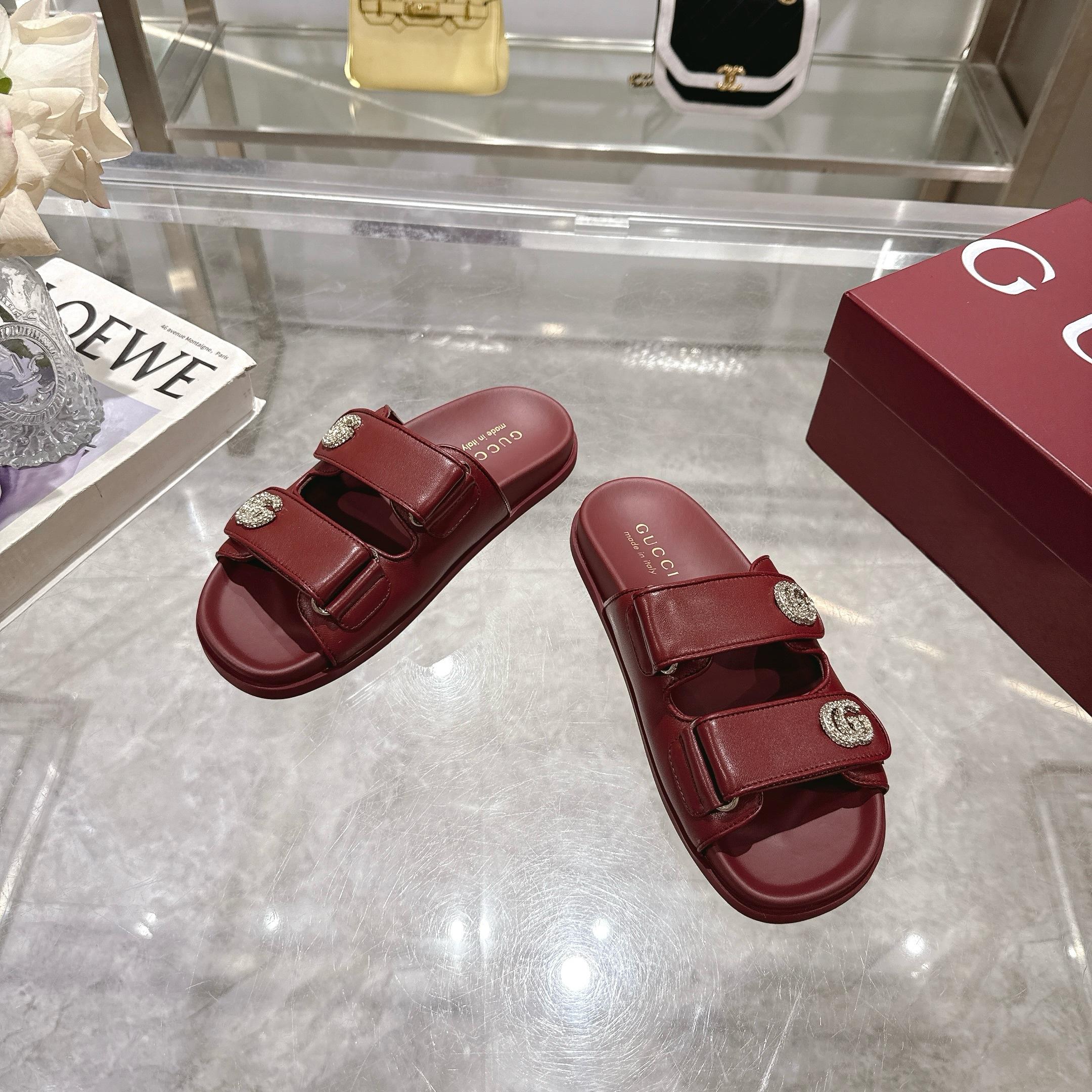 NO:261930,8868-2 Wine Red (35-40) Gucci Modern Design Aesthetics explores a unique path of ingenuity, cleverly blending the classic elements of the brand with the beloved brand logo. This sandal embellishes the beloved double G styling accessories, injecting a low-key brand logo charm into the entire design, complementing the versatility of the magic adhesive tape. Women's Light Gold Tone Accessories Sheepskin Lining Double G Rubber Sole Magic Adhesive Tape Fixed Flat Soles, Slippers, Gucci, Sandals, Slippers, Sheepskin198609098868-2 酒红（35-40）Gucci现代设计美学探索独特匠心之路,巧妙融合品牌经典元素与备受喜爱的品牌标识.这款凉鞋缀饰备受喜爱的双G造型配件,为整个设计注入一抹低调的品牌标识魅力,与魔术粘带的多功能性相得益彰. 女士 浅金色调配件 羊皮革衬里 双G 橡胶鞋底 魔术粘带固定 平底,拖鞋,gucci,sandals,slippers,sheepskin,Women's Shoes