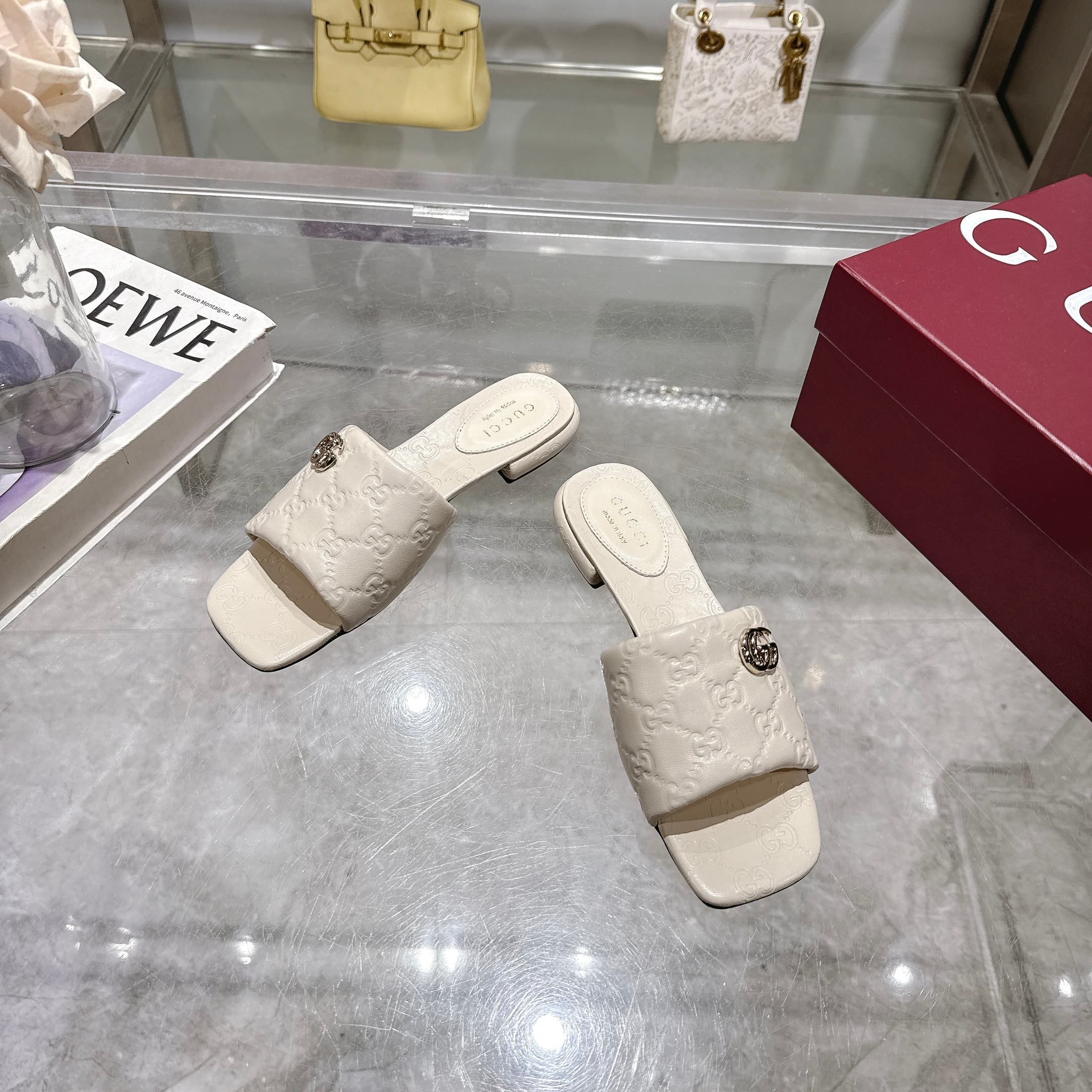 NO:261935,6026-2 White (35-42) This unique shoe is made of high-quality GG sheepskin craftsmanship, integrating brand collection design and modern elegant style. This sandal embellishes the iconic double G accessories, showing the classic charm and brand style. Ivory white GG sheepskin women's light gold tone accessories Sheepskin lining Double G flat heel height 1.5 cm, slippers, sandals, slippers, sheepskin198609096026-2 白（35-42）这款个性十足的鞋履以优质GG羊皮革匠心打造,集品牌典藏设计与现代优雅格调于一体.这款凉鞋缀饰标志性双G配件,尽显经典魅力与品牌格调. 象牙白色GG羊皮革 女士 浅金色调配件 羊皮革衬里 双G 平底 跟高1.5厘米,拖鞋,sandals,slippers,sheepskin,Women's Shoes