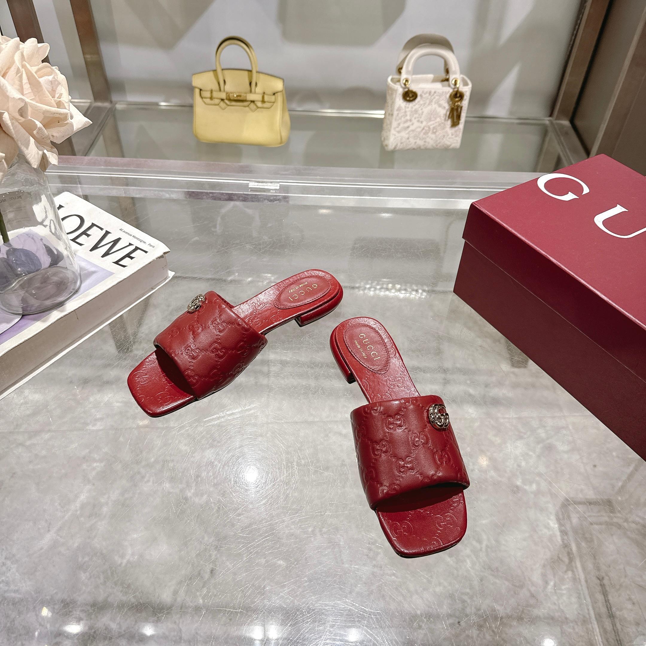 NO:261938,6026-2 Burgundy (35-42) This unique shoe is made of high-quality GG sheepskin craftsmanship, integrating brand collection design and modern elegant style. This sandal embellishes the iconic double G accessories, showing the classic charm and brand style. Angora Red GG sheepskin Women's Light Gold Tone Accessories Sheepskin Lining Double G Flat Heel Heel 1.5 cm, slippers, sandals, slippers, sheepskin198609096026-2 酒红（35-42）这款个性十足的鞋履以优质GG羊皮革匠心打造,集品牌典藏设计与现代优雅格调于一体.这款凉鞋缀饰标志性双G配件,尽显经典魅力与品牌格调. 安哥拉红色GG羊皮革 女士 浅金色调配件 羊皮革衬里 双G 平底 跟高1.5厘米,拖鞋,sandals,slippers,sheepskin,Women's Shoes