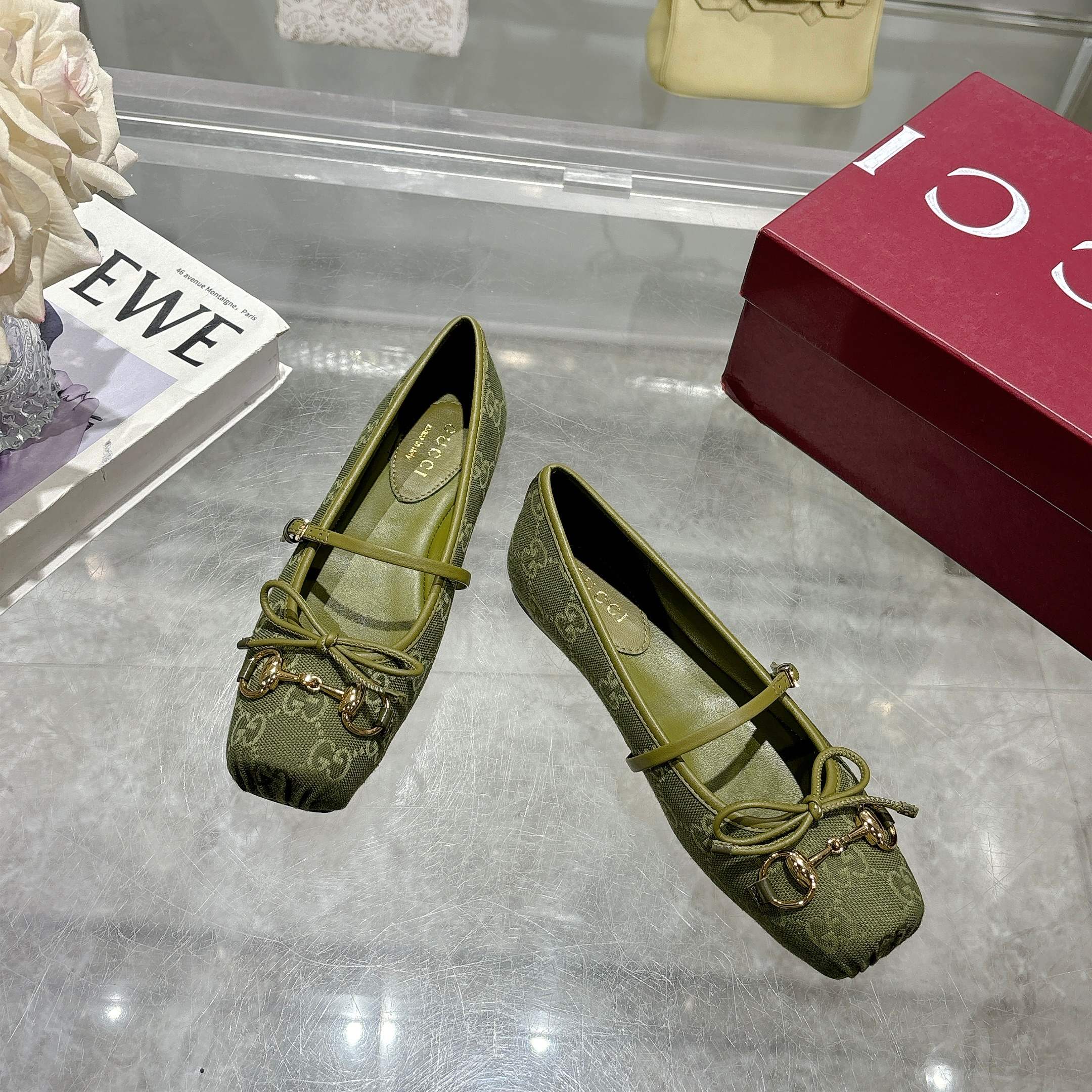 NO:261989,9099-1 Green G (35-42) This iconic horse-bit ballet flat shoe features a square toe design with elegant bow details, paying tribute to traditional ballet shoes. This item is made with Original GG canvas, cleverly embellished with light gold tones. The “sacchetto” construction is paired with a soft and lining inner sole for a great dressing experience. Beige and dark brown Original GG canvas Women Light Gold tone accessories Leather lining Horse bit Leather bow details Leather sole “Sacchetto” construction Soft and lining inner sole Leather straps with adjustable buckle Flats, single shoes, flats198609099099-1 绿G（35-42）这款标志性的马衔扣芭蕾平底鞋选用方形鞋头设计,搭配雅致的蝴蝶结细节,致敬传统芭蕾舞鞋款型.这款单品以Original GG帆布匠心打造,巧妙缀饰浅金色调马衔扣.“sacchetto”构造配以柔软加衬内底,打造出色穿着体验. 米色和深棕色Original GG帆布 女士 浅金色调配件 皮革衬里 马衔扣 皮革蝴蝶结细节 皮革鞋底 “Sacchetto”构造 柔软加衬内底 皮革绑带,配可调节搭扣 平底,单鞋,flats,Women's Shoes