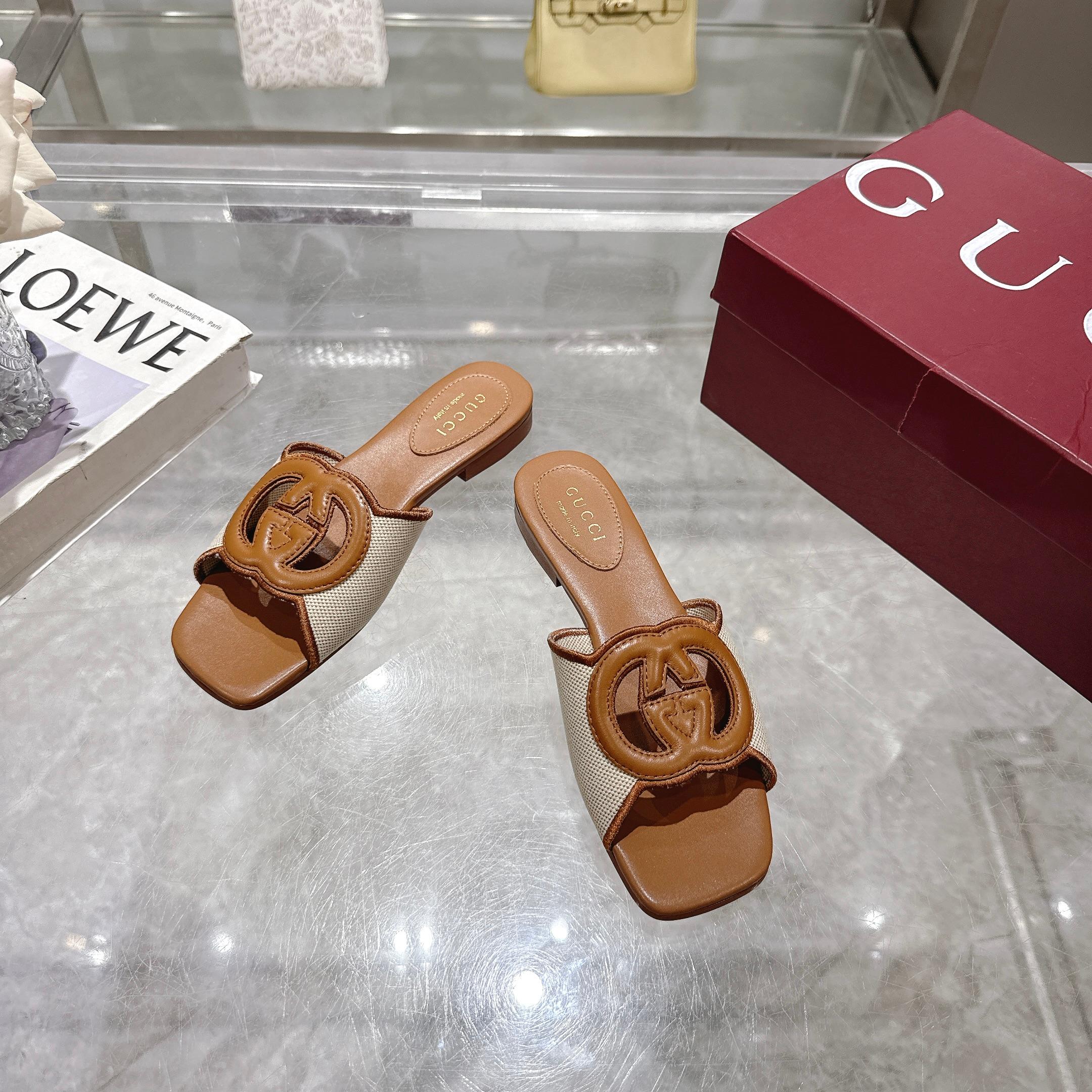 NO:261945,6025-12 Juan Cloth (35-42) Gucci contemporary design aesthetics takes a different approach, cleverly blending the brand classic elements with the beloved brand logo. This sandal is ingeniously embellished with interlocking double G logo, injecting a low-key brand charm into the elegant design. Brown leather Women's Canvas Pipe Leather Lining Leather Sole Flat Soles, Slippers, Gucci, Sandals, Slippers198609096025-12 粽布（35-42）Gucci当代设计美学另辟蹊径,巧妙融合品牌经典元素与备受喜爱的品牌标识.这款凉鞋匠心缀饰互扣式双G标识,为优雅设计注入一抹低调的品牌魅力. 棕色皮革 女士 帆布滚边 皮革衬里 皮革鞋底 平底,拖鞋,gucci,sandals,slippers,Women's Shoes