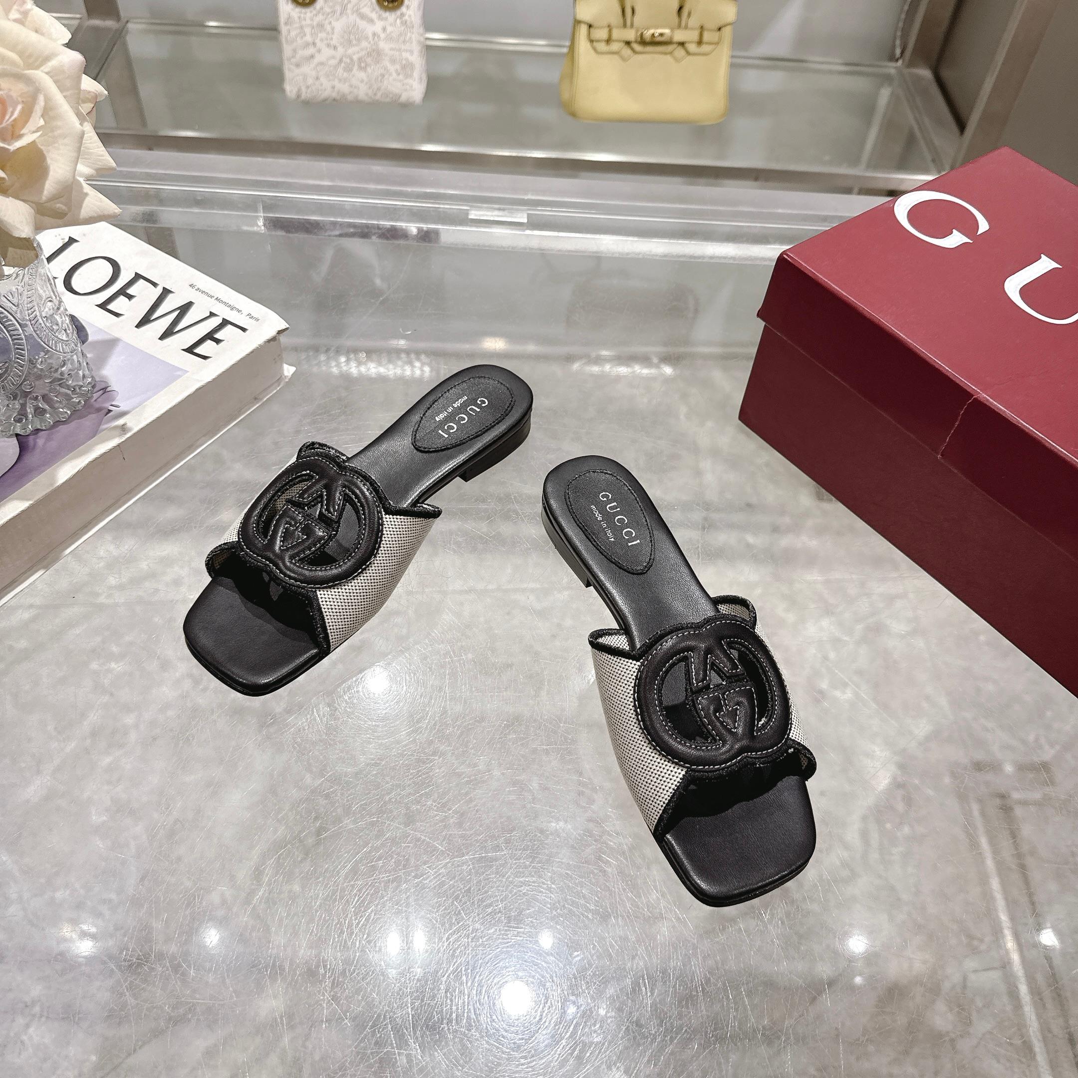 NO:261947,6025-12 Black cloth (35-42) Gucci contemporary design aesthetics takes a different approach, cleverly blending brand classic elements with the beloved brand logo. This sandal is ingeniously embellished with interlocking double G logo, injecting a low-key brand charm into the elegant design. Black leather Women's Canvas Pipe Leather Lining Leather Sole Flat Soles, Slippers, Gucci, Sandals, Slippers198609096025-12 黑布（35-42）Gucci当代设计美学另辟蹊径,巧妙融合品牌经典元素与备受喜爱的品牌标识.这款凉鞋匠心缀饰互扣式双G标识,为优雅设计注入一抹低调的品牌魅力. 黑色皮革 女士 帆布滚边 皮革衬里 皮革鞋底 平底,拖鞋,gucci,sandals,slippers,Women's Shoes