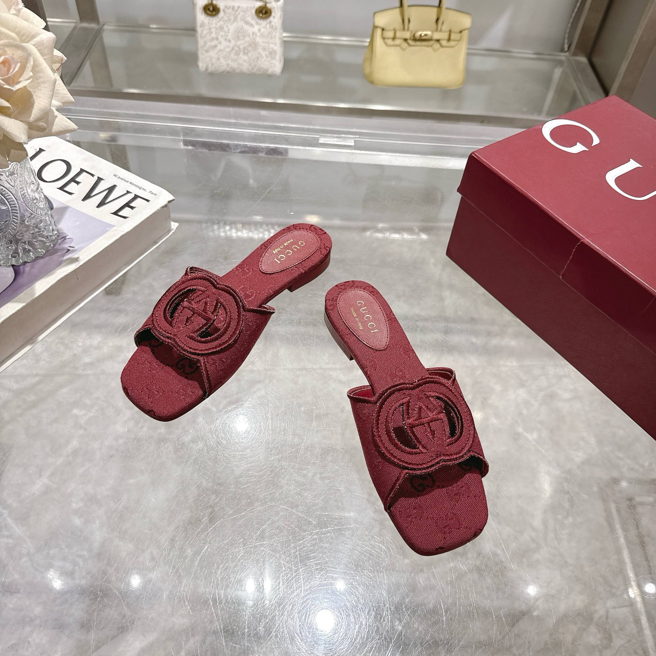 NO:261949,6025-12 Burgundy G (35-42) draws inspiration from the 1970s collection design that injects glory into the brand. Interlocking double G is renovated with oversized hollow details on this blue GG canvas slippers. Angora Red GG canvas Women's Border Details Interlocking double G hollow details Leather sole Flat heel height 1 cm, slippers, slippers198609096025-12 酒红G（35-42）从为品牌注入荣光的20世纪70年代典藏设计中撷取灵感,互扣式双G在这款蓝色GG帆布拖鞋上以超大镂空细节焕新呈现. 安哥拉红色GG帆布 女士 镶边细节 互扣式双G镂空细节 皮革鞋底 平底 跟高1厘米,拖鞋,slippers,Women's Shoes