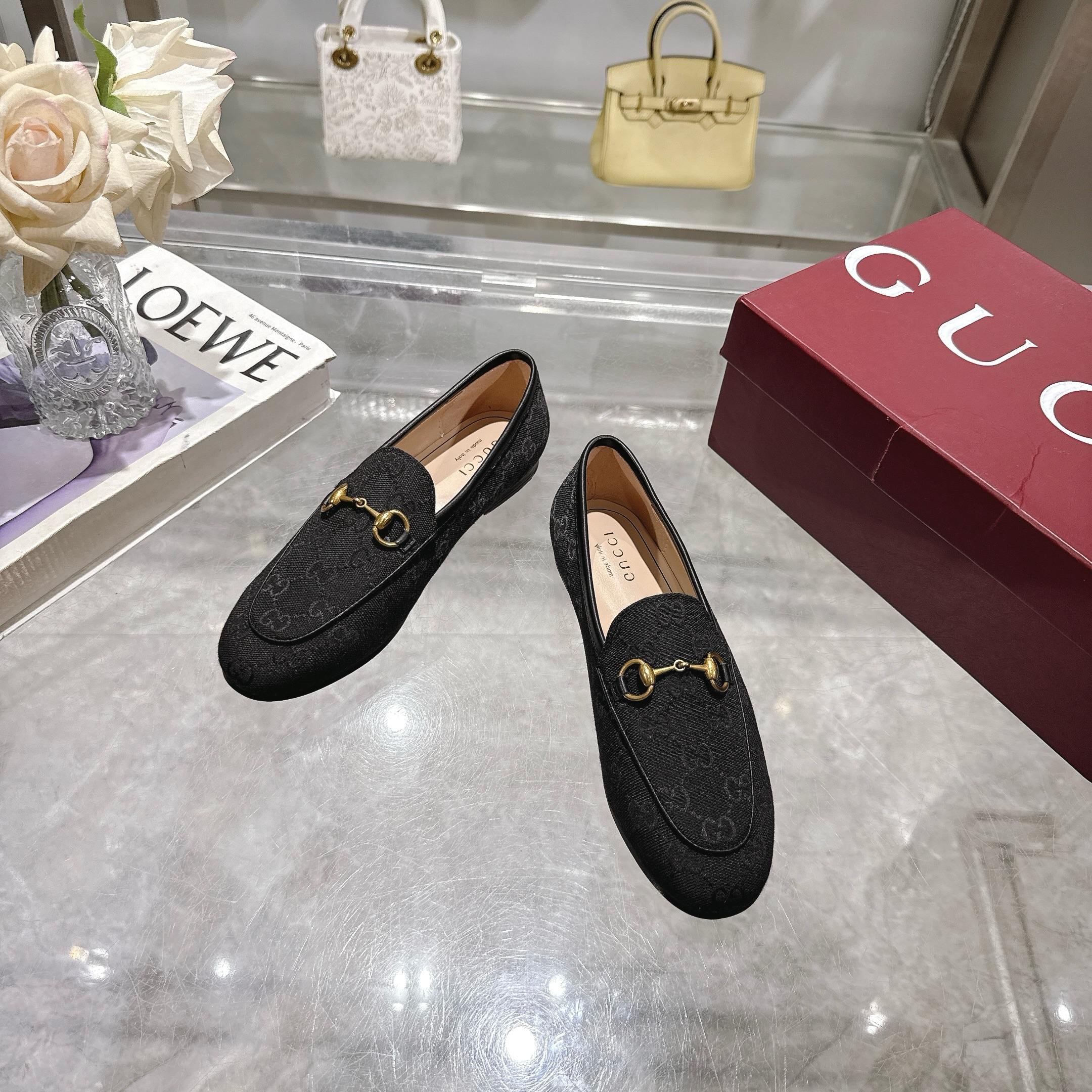 NO:261992,1819-1 Black G (35-42) Gucci Jordaan series loafers, this iconic shoe model is rejuvenated, integrating GG canvas, continuing the classic, spanning four seasons, and adding another bright masterpiece to the 2025 spring and summer series. Black GG canvas Women's light gold tones accessories Leather lining Leather sole Horse bit details Flat sole Heel 1 cm, single shoes, gucci, loafers198609091819-1 黑G（35-42）Gucci Jordaan系列乐福鞋这一标志性鞋款焕新登场,融入GG帆布,延续经典,跨越四季,为2025春夏系列再添亮眼力作.黑色GG帆布 女士 浅金色调配件 皮革衬里 皮革鞋底 马衔扣细节 平底 鞋跟1厘米,单鞋,gucci,loafers,Women's Shoes