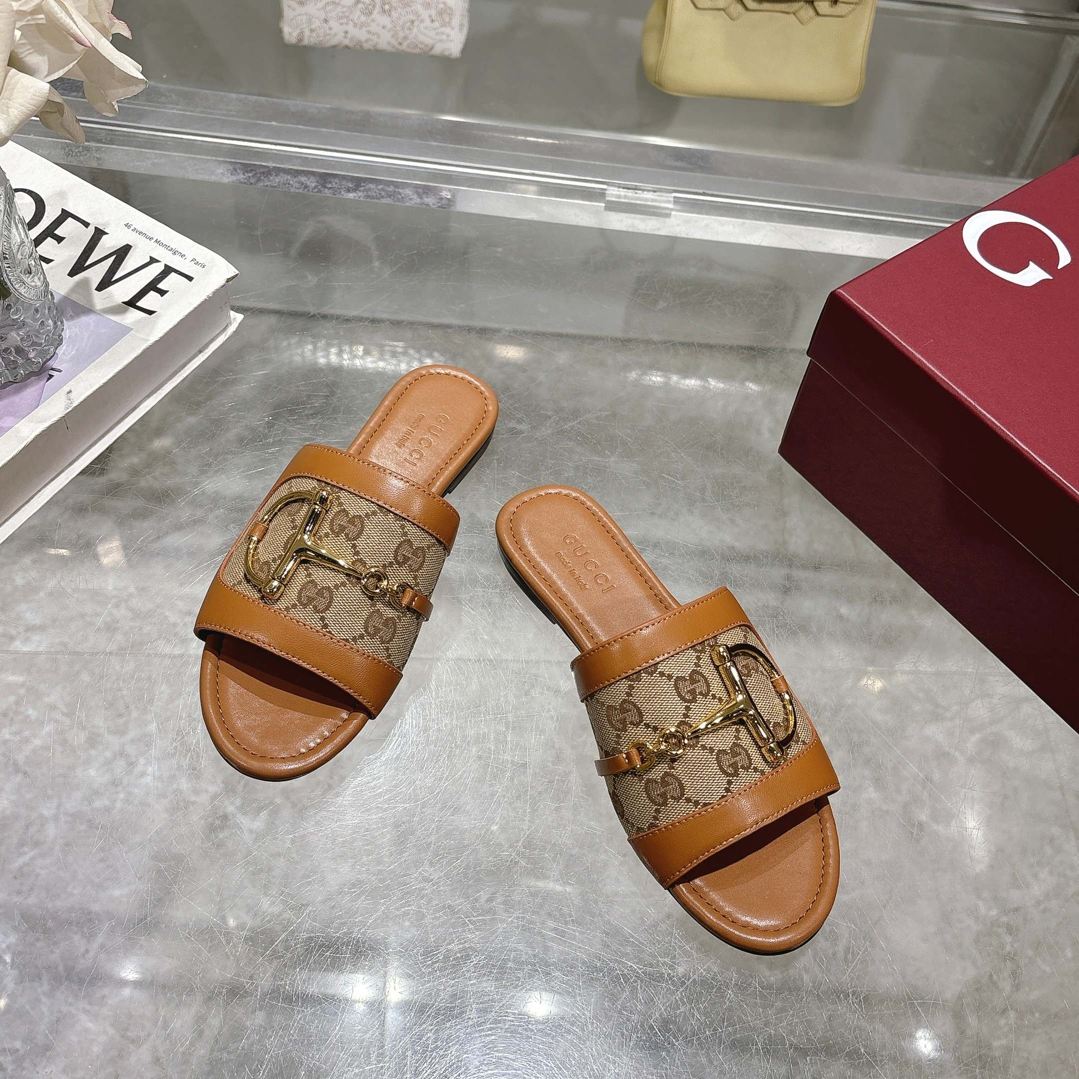 NO:261951,8023-1 Brown G (35-43) This women's sandals are matched with classic horse bit details and gold tones, showing a unique charm. It is made of exquisite leather, and the design combines traditional inspiration with modern versatile style, elegantly embellishes the warm season style. Light brown leather Women's gold tones accessories Classic GG canvas piping Horse bit leather soles Flat soles, slippers, slippers198609098023-1 棕G（35-43）这款女士凉拖搭配饰经典马衔扣细节金色调配件,尽显别样魅力.采用精致皮革打造,设计融合传统灵感与现代百搭风格,优雅点缀暖季造型. 浅棕色皮革 女士 金色调配件 经典GG帆布滚边 马衔扣 皮革鞋底 平底,拖鞋,slippers,Women's Shoes