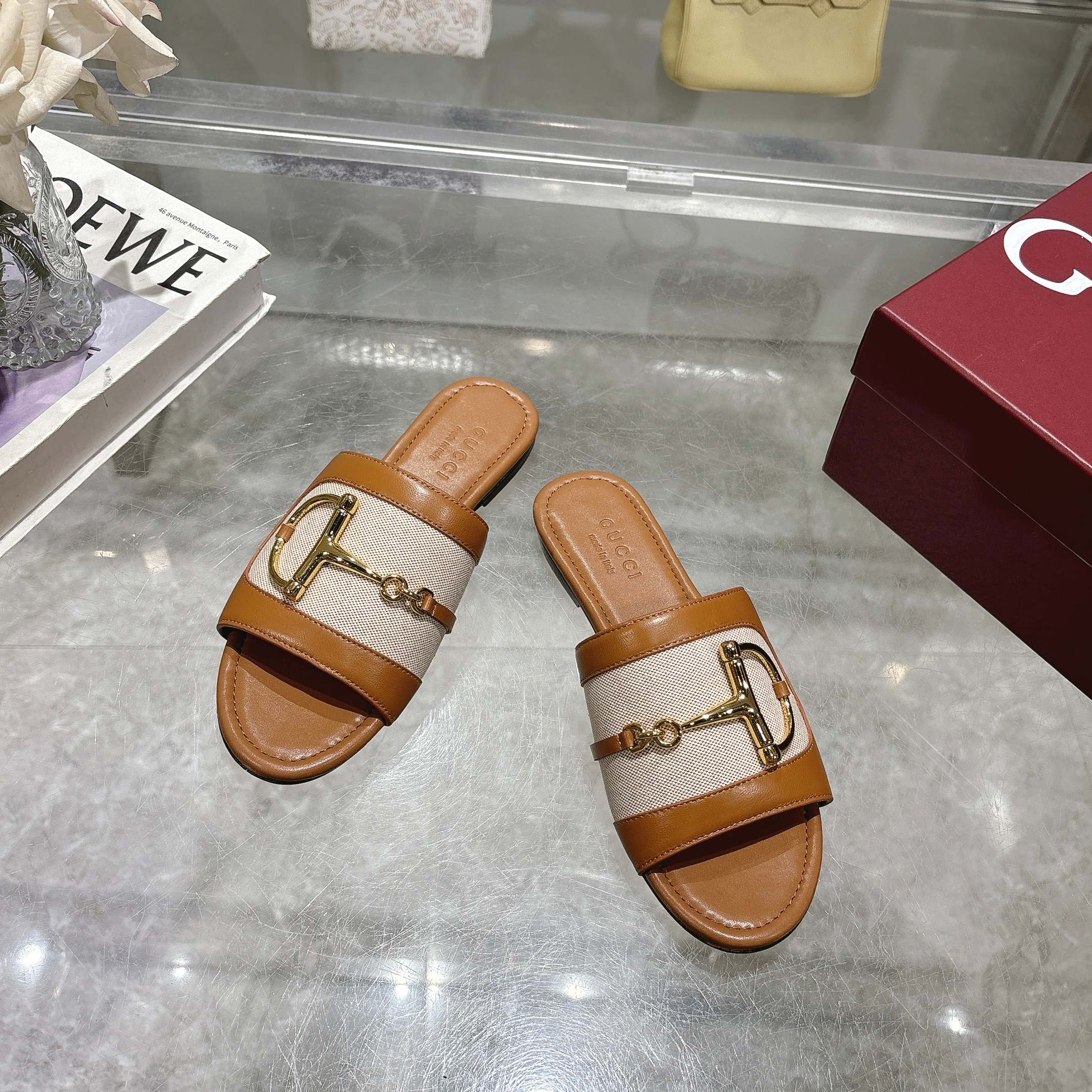 NO:261953,8023-1 Brown Cloth (35-43) This women's sandals are matched with classic horse tie detail gold tones accessories, showing their unique charm. It is made of exquisite leather, and the design combines traditional inspiration with modern versatile style, elegantly embellishes the warm season style. Light brown leather Women's gold tones accessories Classic GG canvas piping Horse tie leather soles Flat soles, slippers, slippers198609098023-1 棕布（35-43）这款女士凉拖搭配饰经典马衔扣细节金色调配件,尽显别样魅力.采用精致皮革打造,设计融合传统灵感与现代百搭风格,优雅点缀暖季造型. 浅棕色皮革 女士 金色调配件 经典GG帆布滚边 马衔扣 皮革鞋底 平底,拖鞋,slippers,Women's Shoes