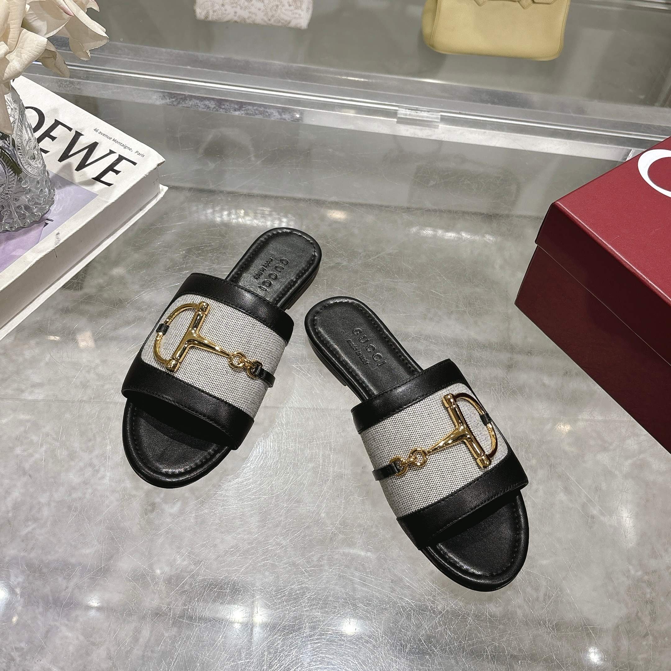 NO:261955,8023-1 Black cloth (35-43) This women's sandals are matched with classic horse bit details and gold tones, showing a unique charm. It is made of exquisite leather, and the design combines traditional inspiration with modern versatile style, elegantly embellishes the warm season style. Black leather Women's gold tones accessories Classic GG canvas piping Horse bit leather soles Flat soles, slippers, slippers198609098023-1 黑布（35-43）这款女士凉拖搭配饰经典马衔扣细节金色调配件,尽显别样魅力.采用精致皮革打造,设计融合传统灵感与现代百搭风格,优雅点缀暖季造型. 黑色皮革 女士 金色调配件 经典GG帆布滚边 马衔扣 皮革鞋底 平底,拖鞋,slippers,Women's Shoes