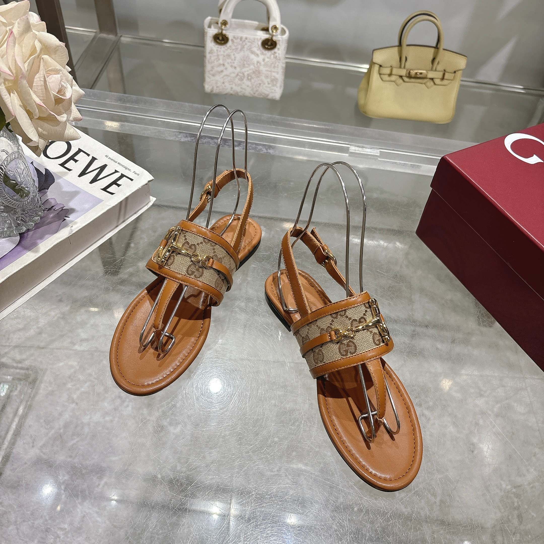 NO:261979,8023-2 Brown G (35-43) This women's clip-toe sandal is paired with classic horse bit details and gold tones, highlighting the brand's heritage. It is made of exquisite suede material, with elegant design without losing its casualness, making it an ideal item for the warm season. Light brown suede material Women's gold tones accessories Leather piping Horse bit Adjustable ankle buckle Flat sole, sandals, sandals198609098023-2 棕G（35-43）这款女士夹趾凉鞋搭配饰经典马衔扣细节金色调配件,彰显品牌传承.采用精致绒面材质打造,设计优雅而不失随性,是温暖季节的理想单品. 浅棕色绒面材质 女士 金色调配件 皮革滚边 马衔扣 可调节踝部搭扣 平底,凉鞋,sandals,Women's Shoes