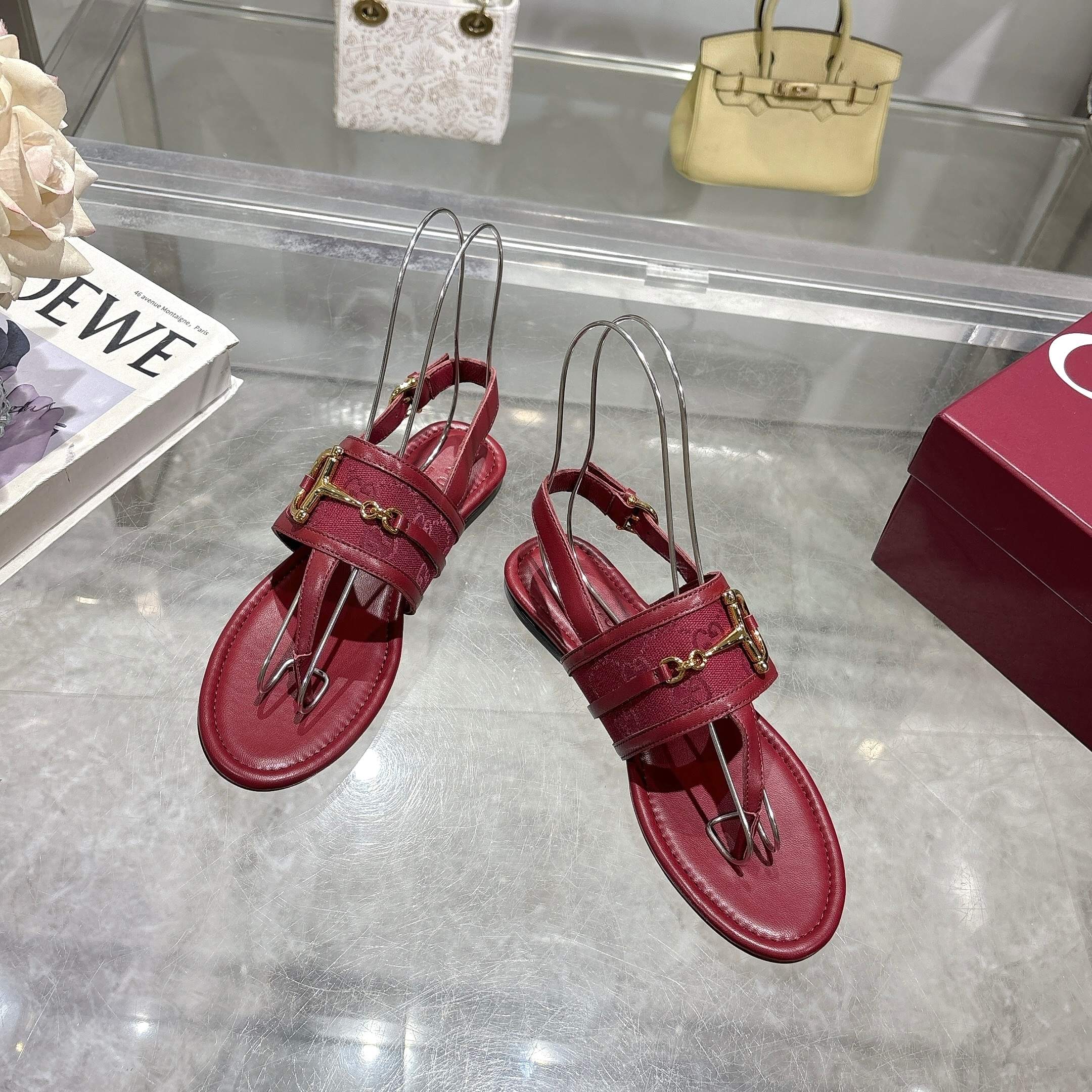 NO:261982,8023-2 Burgundy G (35-43) This women's clip-toe sandal is paired with classic horse bit details and gold tones, highlighting the brand's heritage. It is made of exquisite suede material, with elegant design without losing its casualness, making it an ideal item for the warm season. Angora red suede material, women's gold tones accessories, leather piping, horse bit adjustable ankle buckle, flat sole, sandals, sandals198609098023-2 酒红G（35-43）这款女士夹趾凉鞋搭配饰经典马衔扣细节金色调配件,彰显品牌传承.采用精致绒面材质打造,设计优雅而不失随性,是温暖季节的理想单品. 安哥拉红色绒面材质 女士 金色调配件 皮革滚边 马衔扣 可调节踝部搭扣 平底,凉鞋,sandals,Women's Shoes