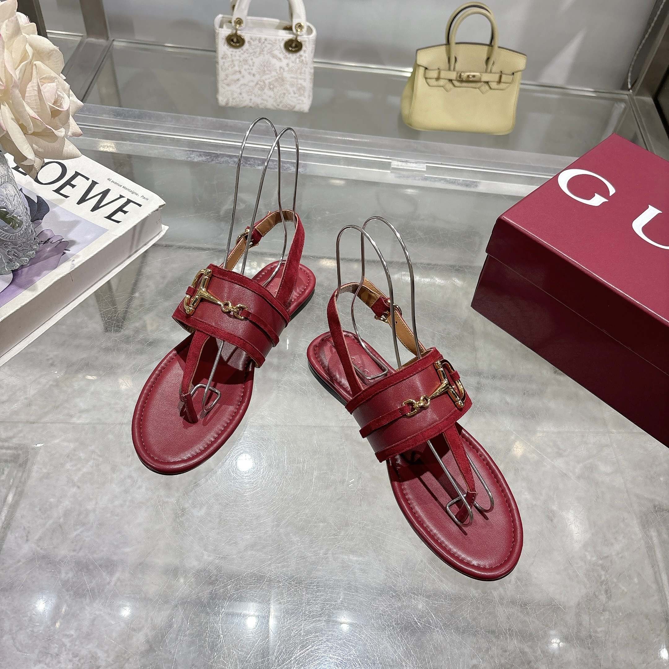 NO:261984,8023-2 Wine-red leather (35-43) This women's clip-toe sandal is paired with classic horse bit details and gold tones, highlighting the brand's heritage. It is made of exquisite suede material, with an elegant design without losing its casualness, making it an ideal item for the warm season. Light brown suede material Women's gold tones accessories Leather piping Horse bit Adjustable ankle buckle Flat sole, sandals, sandals198609098023-2 酒红皮（35-43）这款女士夹趾凉鞋搭配饰经典马衔扣细节金色调配件,彰显品牌传承.采用精致绒面材质打造,设计优雅而不失随性,是温暖季节的理想单品. 浅棕色绒面材质 女士 金色调配件 皮革滚边 马衔扣 可调节踝部搭扣 平底,凉鞋,sandals,Women's Shoes