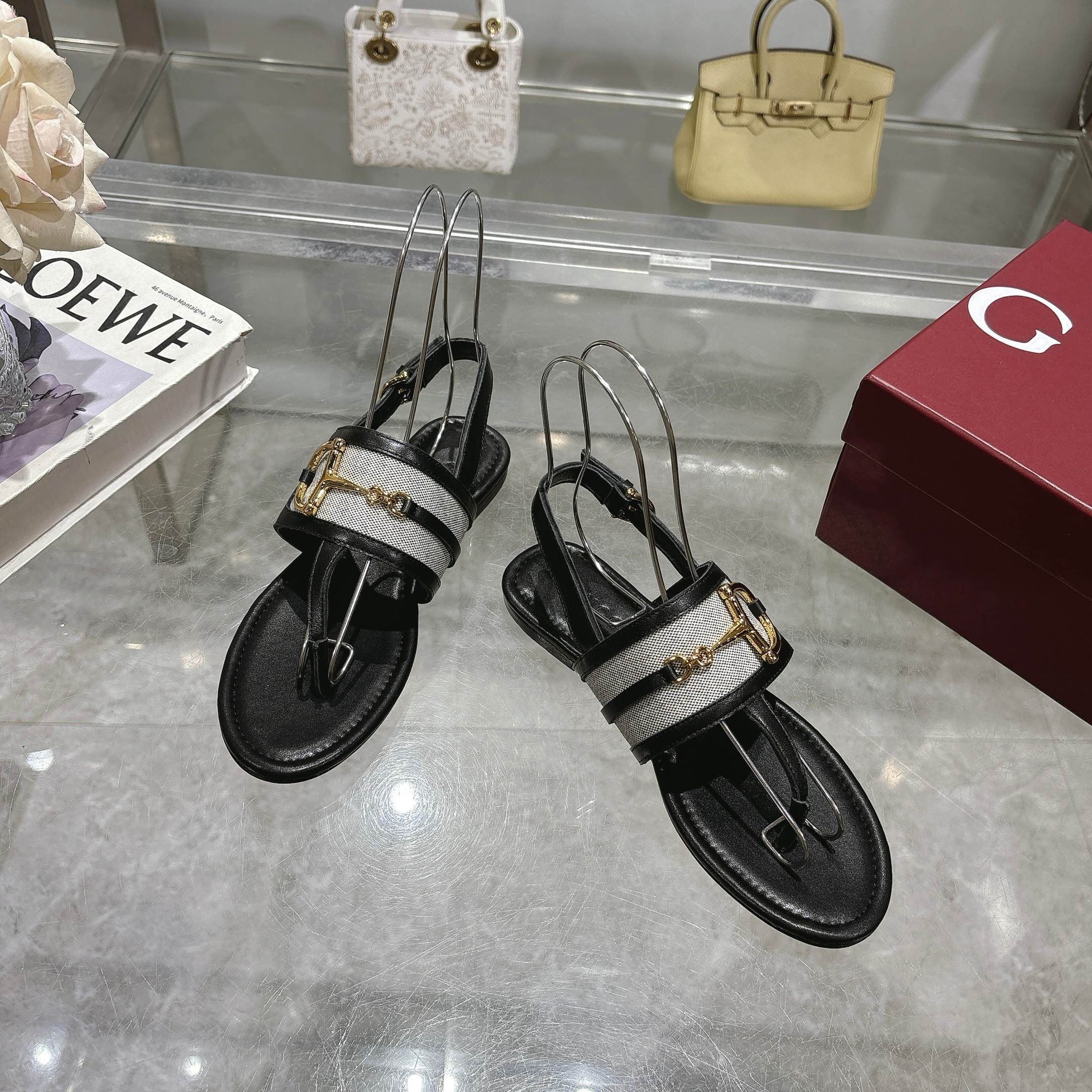 NO:261987,8023-2 Black cloth (35-43) This women's clip-toe sandal is paired with classic horse bit details and gold tones, highlighting the brand's heritage. It is made of exquisite suede material, with elegant design without losing its casualness, and is an ideal item for the warm season. Black suede material Women's gold tones accessories Leather piping Horse bit Adjustable ankle buckle Flat sole, sandals, sandals198609098023-2 黑布（35-43）这款女士夹趾凉鞋搭配饰经典马衔扣细节金色调配件,彰显品牌传承.采用精致绒面材质打造,设计优雅而不失随性,是温暖季节的理想单品. 黑色绒面材质 女士 金色调配件 皮革滚边 马衔扣 可调节踝部搭扣 平底,凉鞋,sandals,Women's Shoes