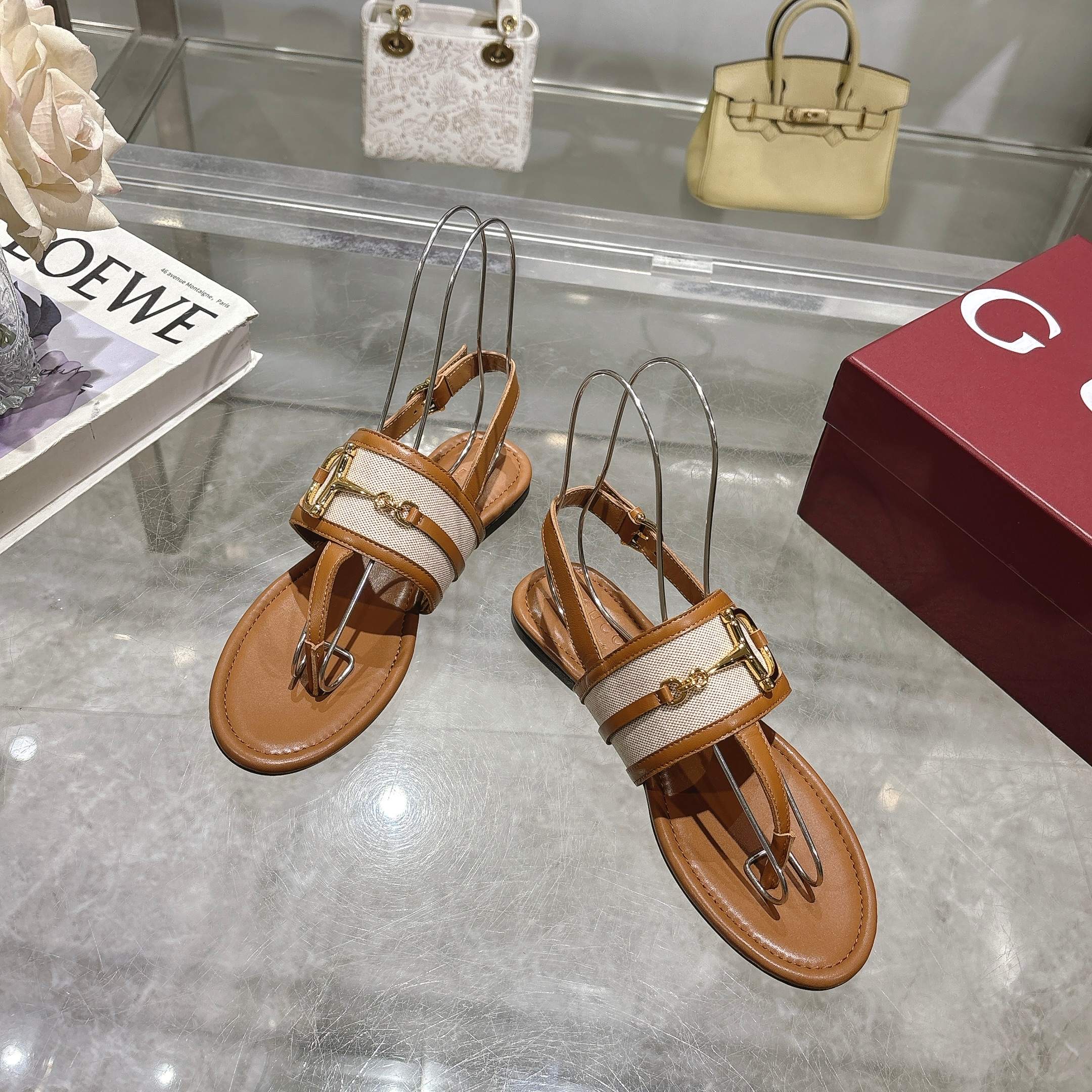 NO:261990,8023-2 Brown Cloth (35-43) This women's clip-toe sandal is paired with classic horse bit details gold tone accessories, highlighting the brand's heritage. It is made of exquisite suede material, with elegant design without losing its casualness, making it an ideal item for the warm season. Light brown suede material Women's gold tone accessories Leather piping Horse bit Adjustable ankle buckle Flat sole, sandals, sandals198609098023-2 棕布（35-43）这款女士夹趾凉鞋搭配饰经典马衔扣细节金色调配件,彰显品牌传承.采用精致绒面材质打造,设计优雅而不失随性,是温暖季节的理想单品. 浅棕色绒面材质 女士 金色调配件 皮革滚边 马衔扣 可调节踝部搭扣 平底,凉鞋,sandals,Women's Shoes