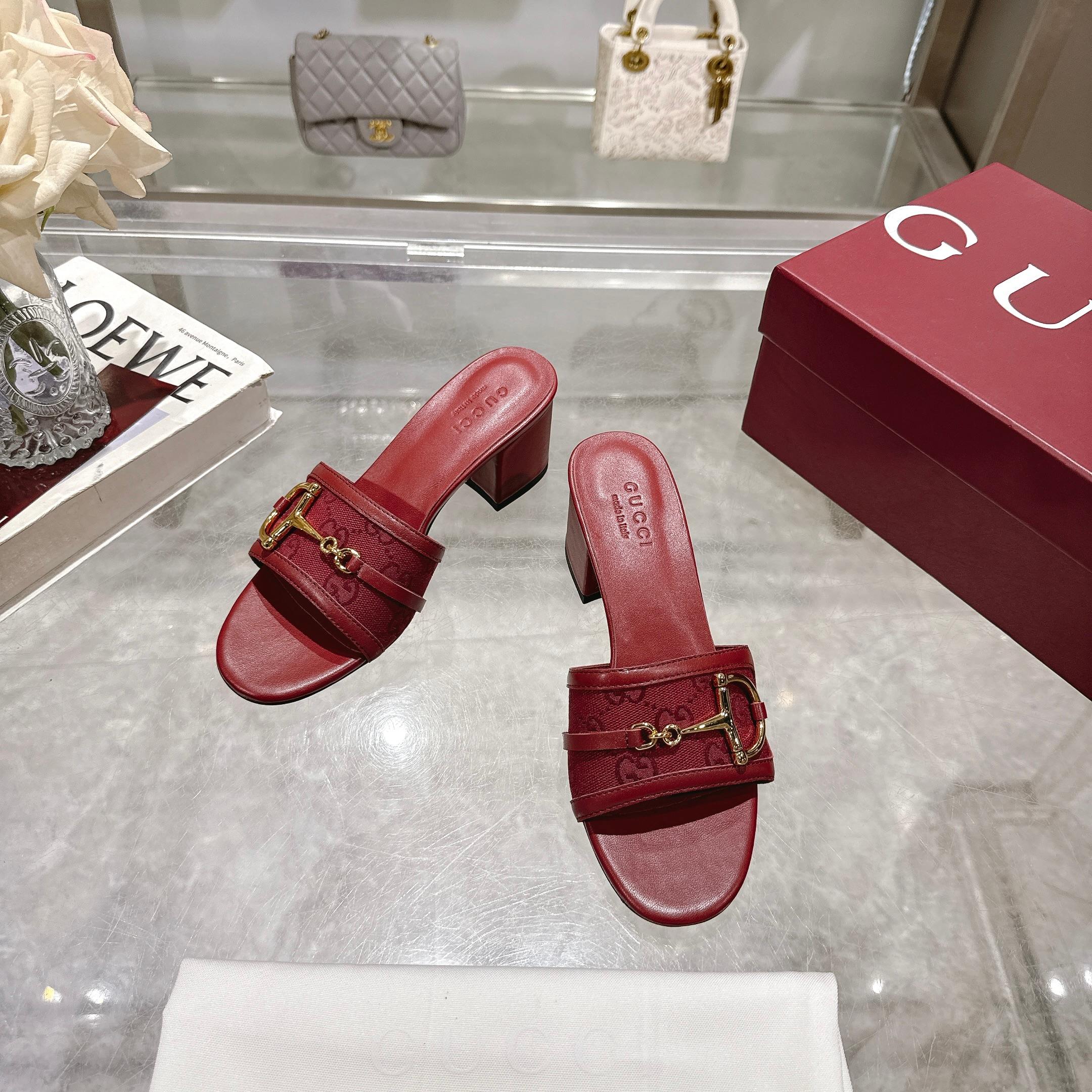 NO:261959,3453-2 Wine Red G (35-41) This women's sandals are matched with classic horse tie detail gold tones accessories, showing their unique charm. It is made of exquisite suede material, and the design combines traditional inspiration with modern versatile style, elegantly embellishes the warm season style. Gucci Encore Red Suede fabric Women's gold tones accessories Leather piping Horse tie Leather sole Medium heel, slippers, gucci, slippers198609093453-2 酒红G（35-41）这款女士凉拖搭配饰经典马衔扣细节金色调配件,尽显别样魅力.采用精致绒面材质打造,设计融合传统灵感与现代百搭风格,优雅点缀暖季造型. 古驰安可拉红绒面材质面料 女士 金色调配件 皮革滚边 马衔扣 皮革鞋底 中跟,拖鞋,gucci,slippers,Women's Shoes