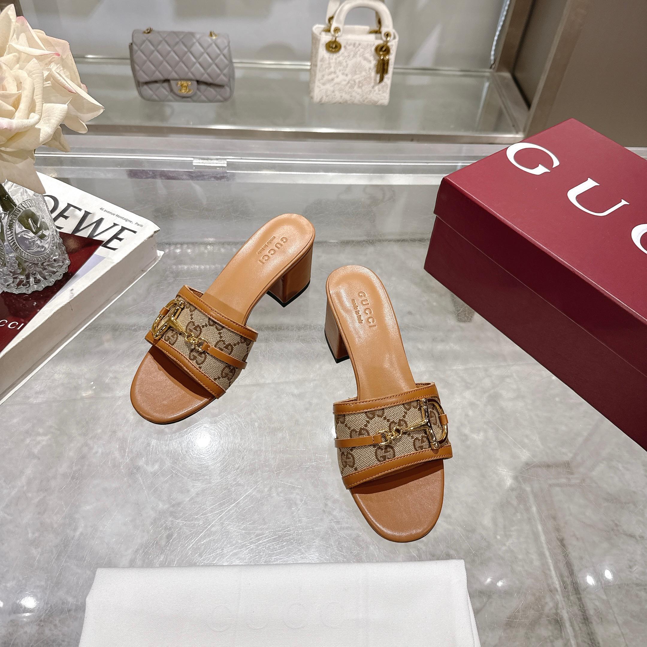 NO:261948,3453-2 Apricot G (35-41) This women's sandals are matched with classic horse tie-fitting details gold tones, showing a unique charm. It is made of exquisite suede material, and the design combines traditional inspiration with modern versatile style, elegantly embellishes the warm season style. Double G fabric for women, gold tie-fitting accessories for leather piping, horse tie-fitting leather sole, mid-heel, slippers, slippers198609093453-2 杏G（35-41）这款女士凉拖搭配饰经典马衔扣细节金色调配件,尽显别样魅力.采用精致绒面材质打造,设计融合传统灵感与现代百搭风格,优雅点缀暖季造型. 双G面料 女士 金色调配件 皮革滚边 马衔扣 皮革鞋底 中跟,拖鞋,slippers,Women's Shoes