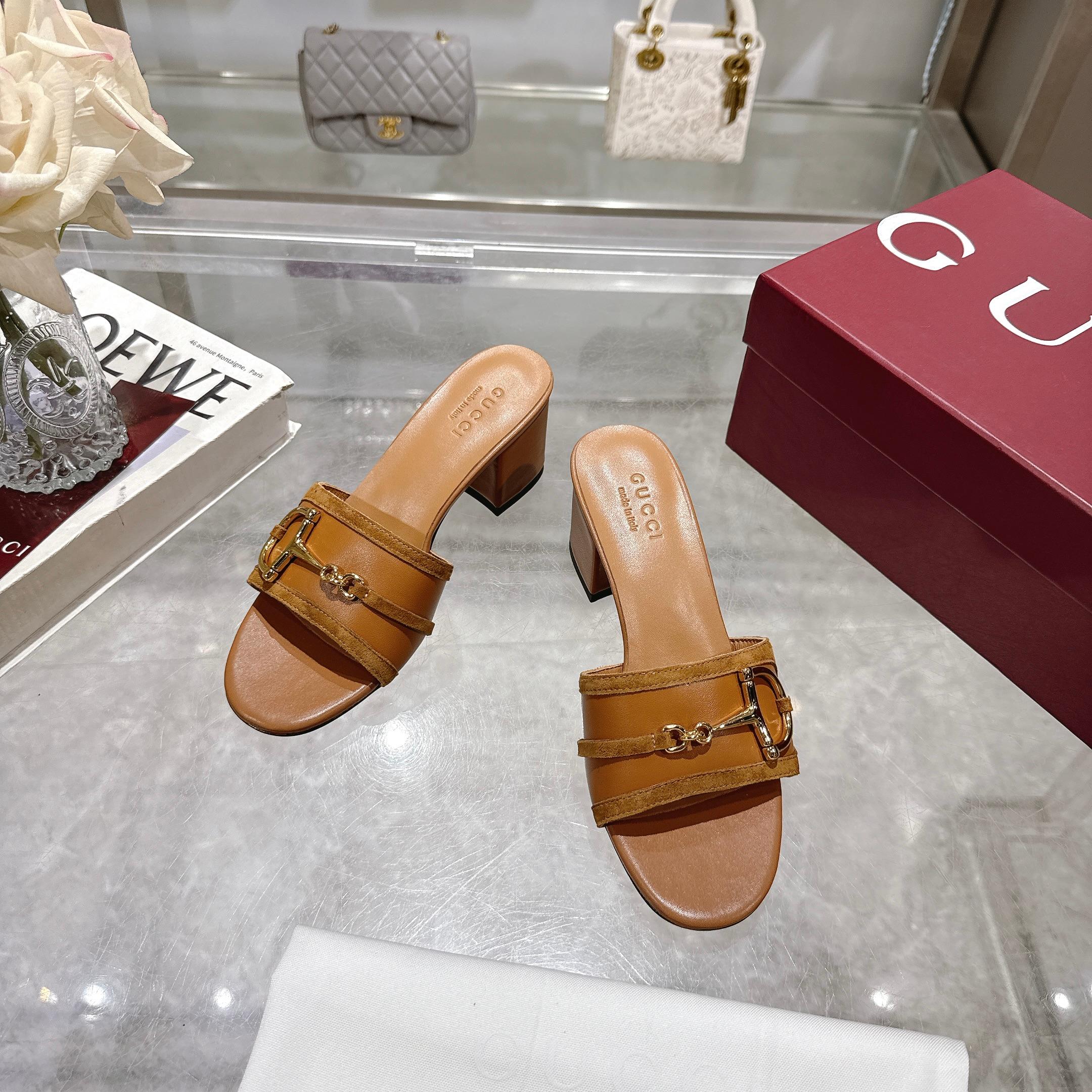 NO:261946,3453-2 Brown (35-41) This women's sandals are matched with classic horse bit details and gold tones, showing a unique charm. It is made of exquisite suede material, and the design combines traditional inspiration with modern versatile style, elegantly embellishes the warm season style. Brown double G fabric Women's gold tones accessories Leather piping Horse bit leather sole Midheel, slippers198609093453-2 棕（35-41）这款女士凉拖搭配饰经典马衔扣细节金色调配件,尽显别样魅力.采用精致绒面材质打造,设计融合传统灵感与现代百搭风格,优雅点缀暖季造型.棕色双G面料 女士 金色调配件 皮革滚边 马衔扣 皮革鞋底 中跟,拖鞋,slippers,Women's Shoes