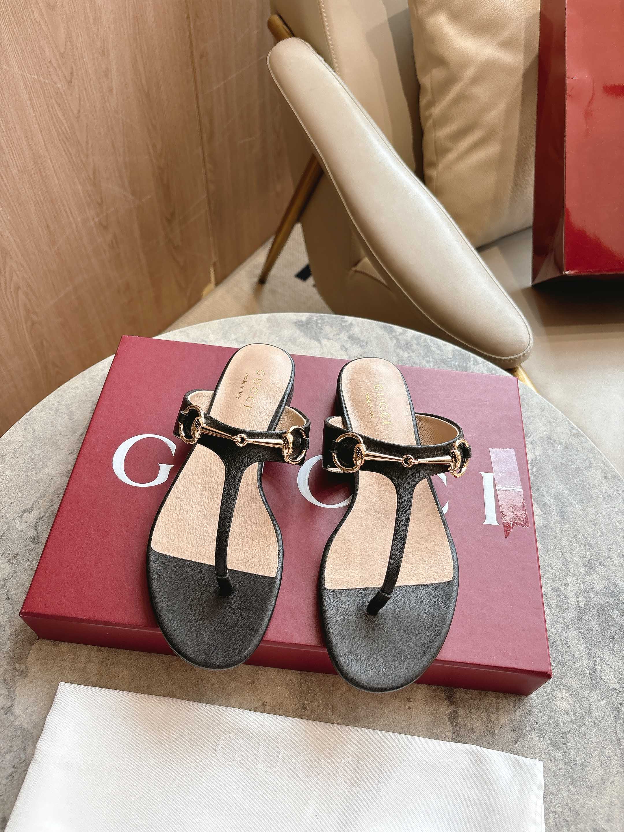 NO:389542,5760-1 Black (35-42) This women's clip-toe sandals are paired with classic horse bit details gold tone accessories, with elegant design without losing their leisure, making it an ideal item for the warm season. Women's gold tone accessories Leather piping Horse bit flat sole, slippers, sandals, slippers198609095760-1黑（35-42）这款女士夹趾凉鞋搭配饰经典马衔扣细节金色调配件,设计优雅而不失随性,是温暖季节的理想单品. 女士 金色调配件 皮革滚边 马衔扣 平底,拖鞋,sandals,slippers,Women's Shoes