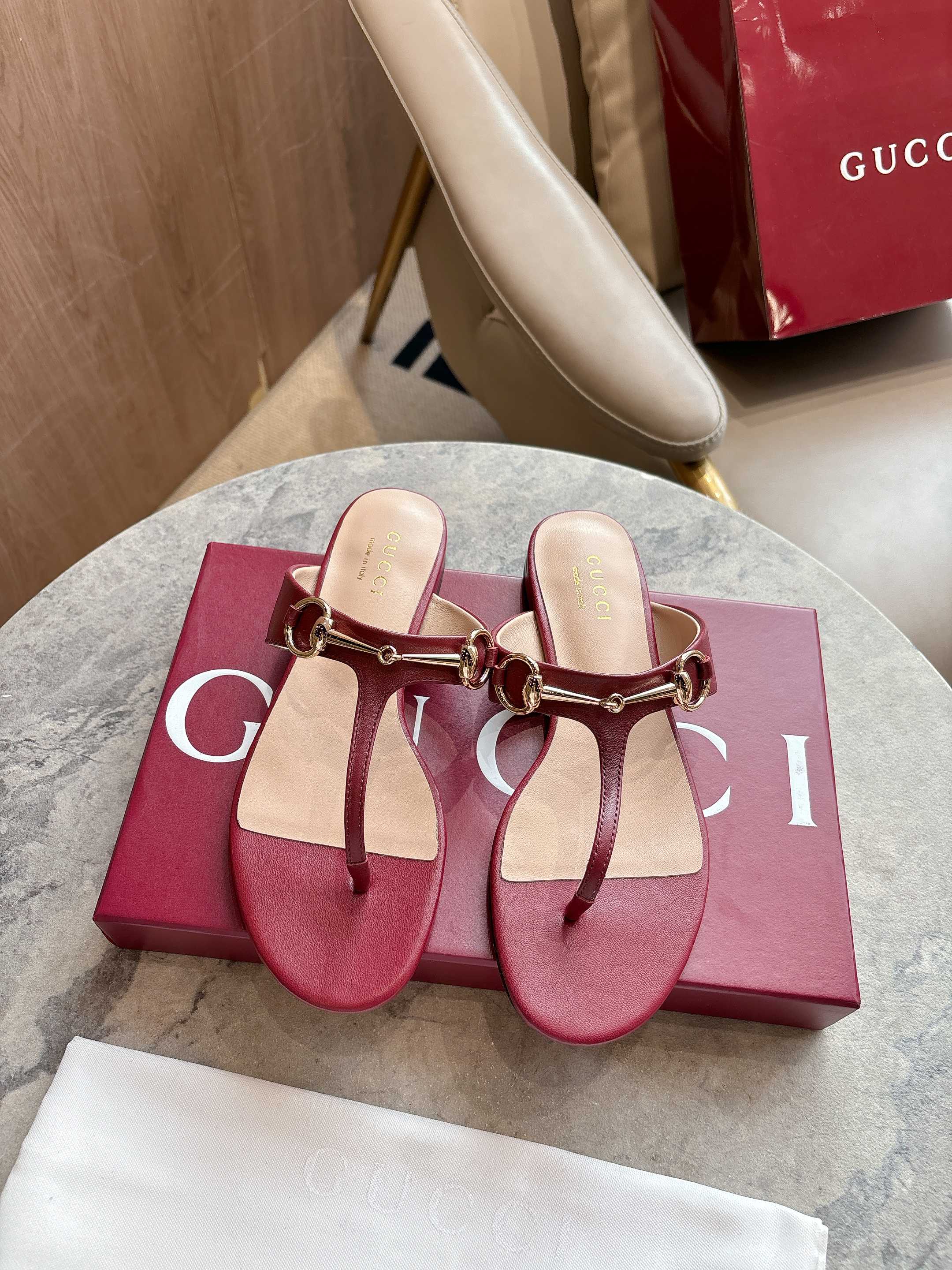 NO:389547,5760-1 Burgundy (35-42) This women's clip-toe sandals are paired with classic horse bit details gold tone accessories, with elegant design without losing their leisure, making it an ideal item for the warm season. Women's gold tone accessories Leather piping Horse bit flat sole, slippers, sandals, slippers198609095760-1酒红（35-42）这款女士夹趾凉鞋搭配饰经典马衔扣细节金色调配件,设计优雅而不失随性,是温暖季节的理想单品. 女士 金色调配件 皮革滚边 马衔扣 平底,拖鞋,sandals,slippers,Women's Shoes