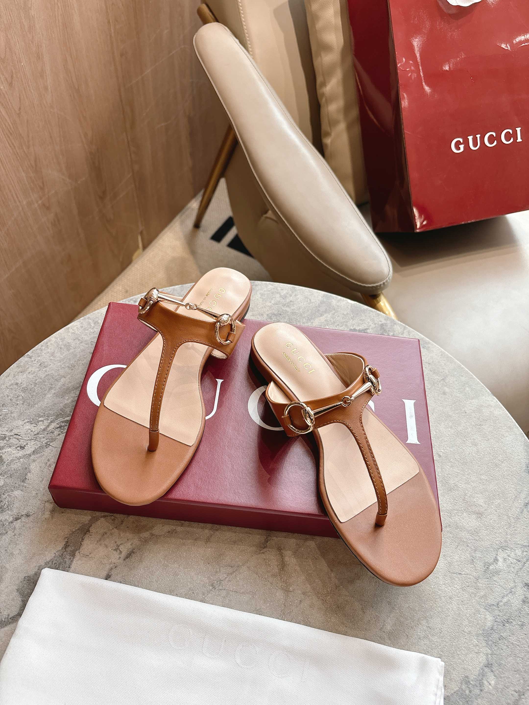 NO:389553,5760-1 Brown (35-42) This women's clip-toe sandals are paired with classic horse bit details gold tone accessories, with elegant design without losing their leisure, making it an ideal item for the warm season. Women's gold tone accessories Leather piping Horse bit flat sole, slippers, sandals, slippers198609095760-1 棕（35-42）这款女士夹趾凉鞋搭配饰经典马衔扣细节金色调配件,设计优雅而不失随性,是温暖季节的理想单品. 女士 金色调配件 皮革滚边 马衔扣 平底,拖鞋,sandals,slippers,Women's Shoes