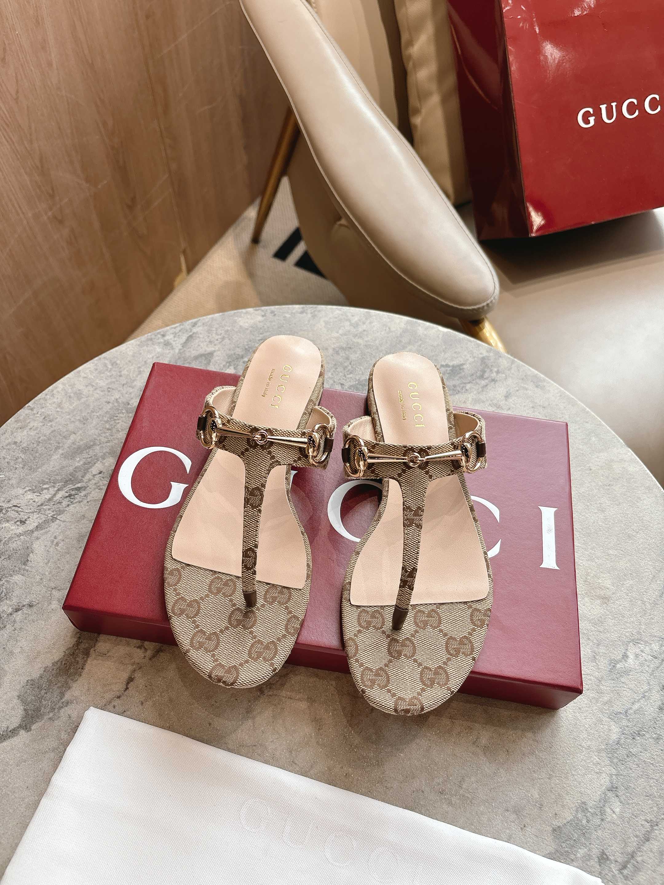 NO:389565,5760-1 Apricot G (35-42) This women's clip-toe sandals are paired with classic horse bit details gold tone accessories, with elegant design without losing their leisure, making it an ideal item for the warm season. Women's gold tone accessories Leather piping Horse bit flat sole, slippers, sandals, slippers198609095760-1 杏G（35-42）这款女士夹趾凉鞋搭配饰经典马衔扣细节金色调配件,设计优雅而不失随性,是温暖季节的理想单品. 女士 金色调配件 皮革滚边 马衔扣 平底,拖鞋,sandals,slippers,Women's Shoes