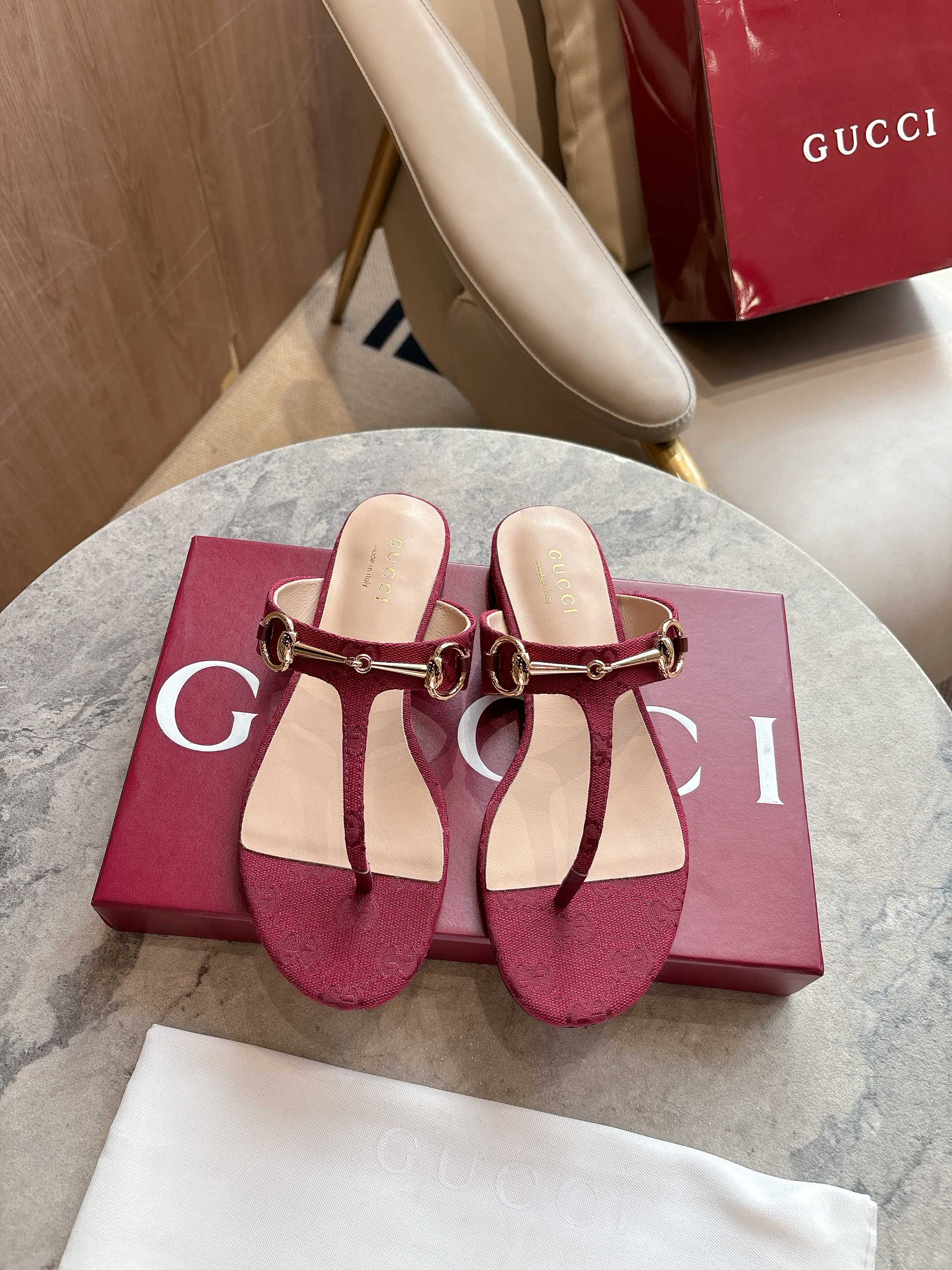 NO:389572,5760-1 Wine Red G (35-42) This women's clip-toe sandals are paired with classic horse bit details gold tone accessories, with elegant design without losing their leisure, making it an ideal item for the warm season. Women's gold tone accessories Leather piping Horse bit flat sole, slippers, sandals, slippers198609095760-1 酒红G（35-42）这款女士夹趾凉鞋搭配饰经典马衔扣细节金色调配件,设计优雅而不失随性,是温暖季节的理想单品. 女士 金色调配件 皮革滚边 马衔扣 平底,拖鞋,sandals,slippers,Women's Shoes