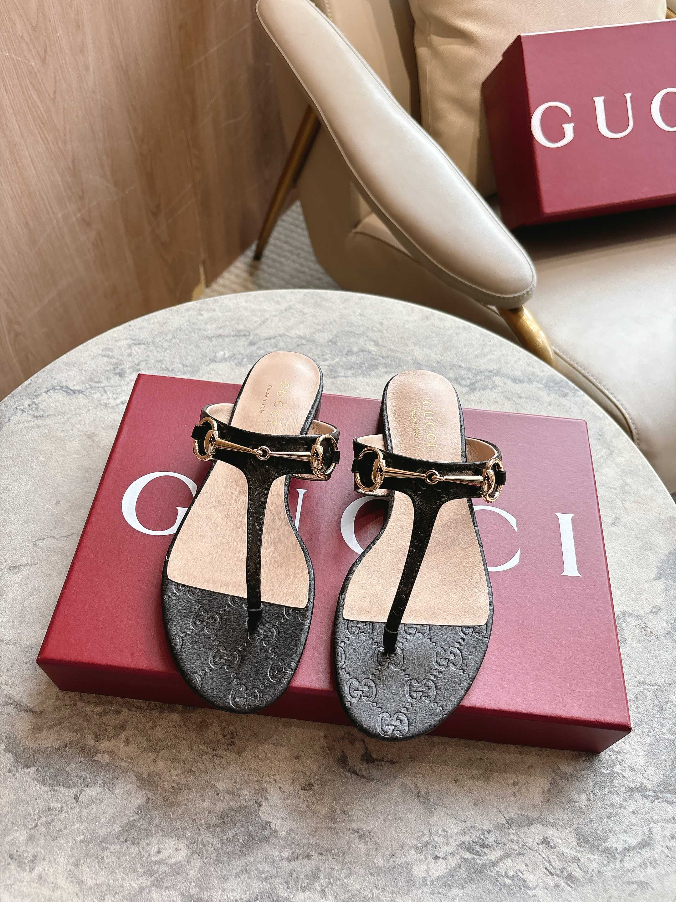 NO:389578,5760-2 Black (35-42) This women's clip-toe sandals are paired with classic horse bit details gold tone accessories, with elegant design without losing their leisure, making it an ideal item for the warm season. Women's gold tone accessories Leather piping Horse bit flat sole, slippers, sandals, slippers198609095760-2 黑（35-42）这款女士夹趾凉鞋搭配饰经典马衔扣细节金色调配件,设计优雅而不失随性,是温暖季节的理想单品. 女士 金色调配件 皮革滚边 马衔扣 平底,拖鞋,sandals,slippers,Women's Shoes