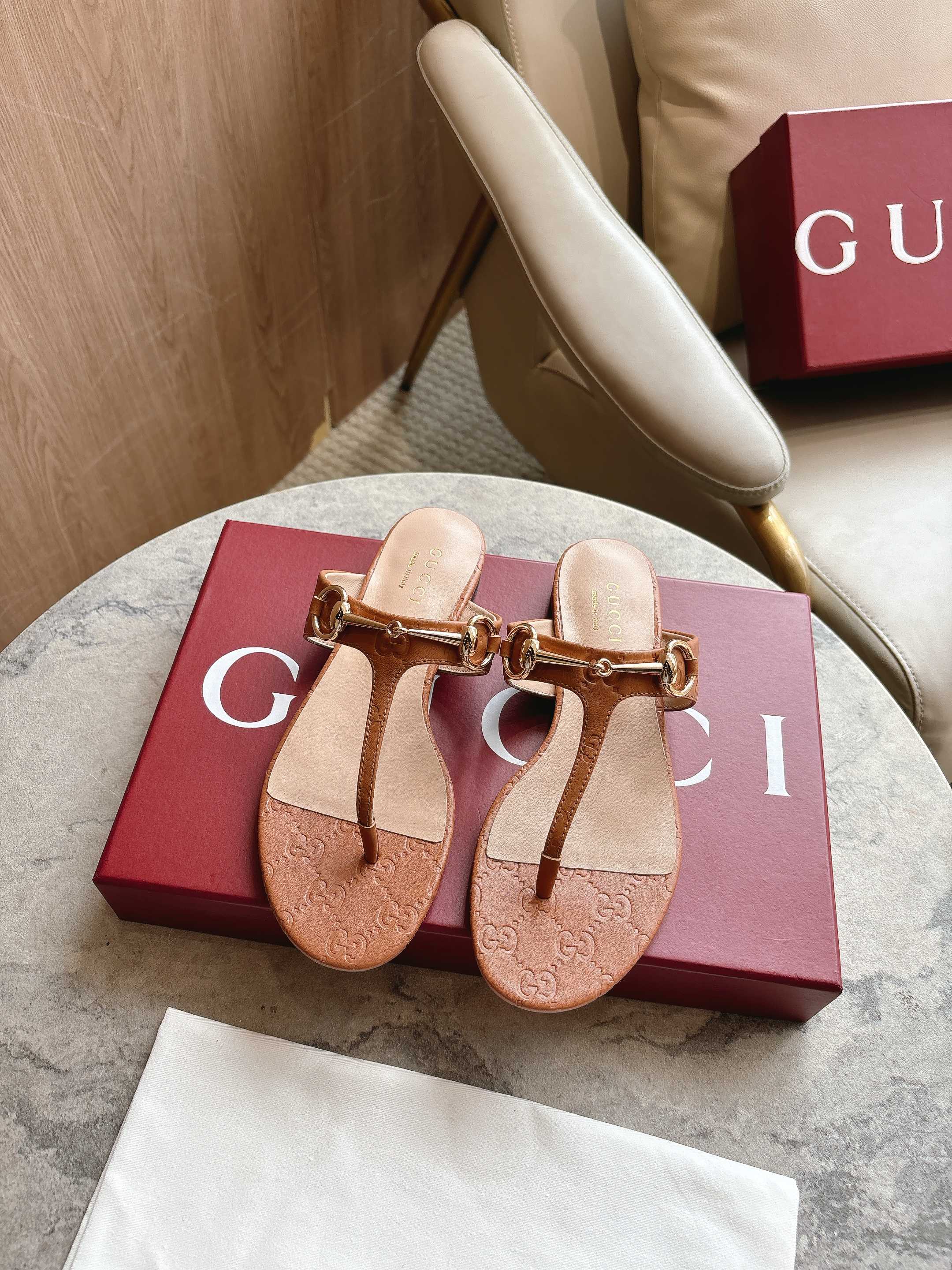 NO:389571,5760-2 Brown (35-42) This women's clip-toe sandals are paired with classic horse bit details gold tone accessories, with elegant design without losing their leisure, making it an ideal item for the warm season. Women's gold tone accessories Leather piping Horse bit flat sole, slippers, sandals, slippers198609095760-2 棕（35-42）这款女士夹趾凉鞋搭配饰经典马衔扣细节金色调配件,设计优雅而不失随性,是温暖季节的理想单品. 女士 金色调配件 皮革滚边 马衔扣 平底,拖鞋,sandals,slippers,Women's Shoes