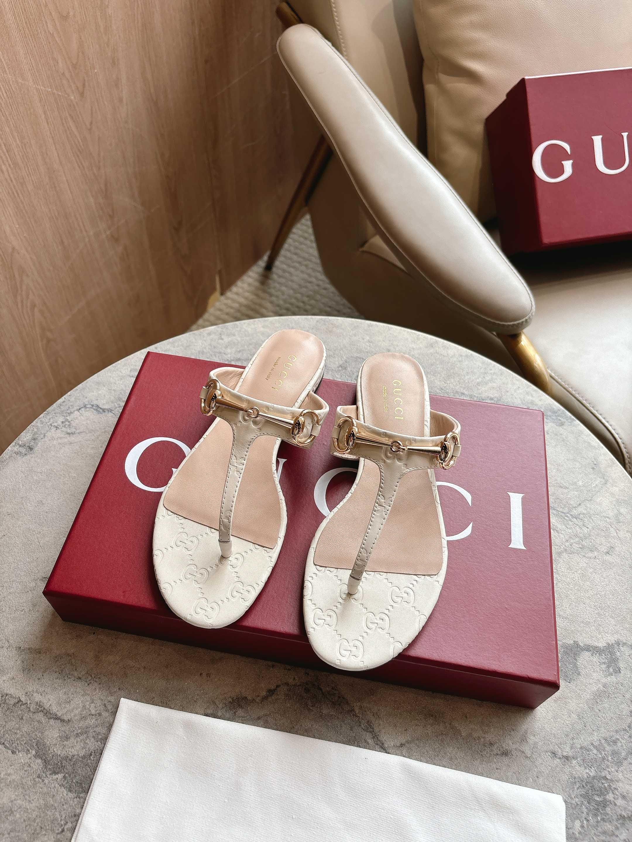 NO:389577,5760-2 White (35-42) This women's clip-toe sandals are paired with classic horse bit details gold tone accessories, with elegant design without losing their leisure, making it an ideal item for the warm season. Women's gold tone accessories Leather piping Horse bit flat sole, slippers, sandals, slippers198609095760-2 白（35-42）这款女士夹趾凉鞋搭配饰经典马衔扣细节金色调配件,设计优雅而不失随性,是温暖季节的理想单品. 女士 金色调配件 皮革滚边 马衔扣 平底,拖鞋,sandals,slippers,Women's Shoes