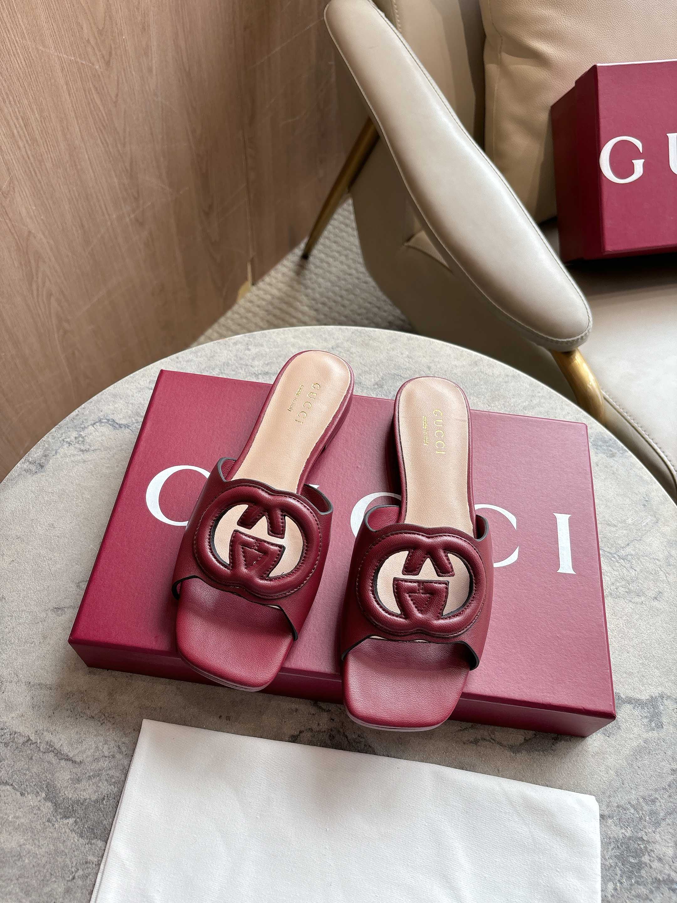 NO:389583,6025-12 Burgundy (35-42) draws inspiration from the 1970s collection design that injects glory into the brand. Interlocking double G is renovated with oversized hollow details on this brown leather slipper. Angora red leather women's border details Interlocking double G hollow details Leather sole Flat heel height 1 cm, slippers, slippers198609096025-12 酒红（35-42）从为品牌注入荣光的20世纪70年代典藏设计中撷取灵感,互扣式双G在这款棕色皮革拖鞋上以超大镂空细节焕新呈现. 安哥拉红色皮革 女士 镶边细节 互扣式双G镂空细节 皮革鞋底 平底 跟高1厘米,拖鞋,slippers,Women's Shoes