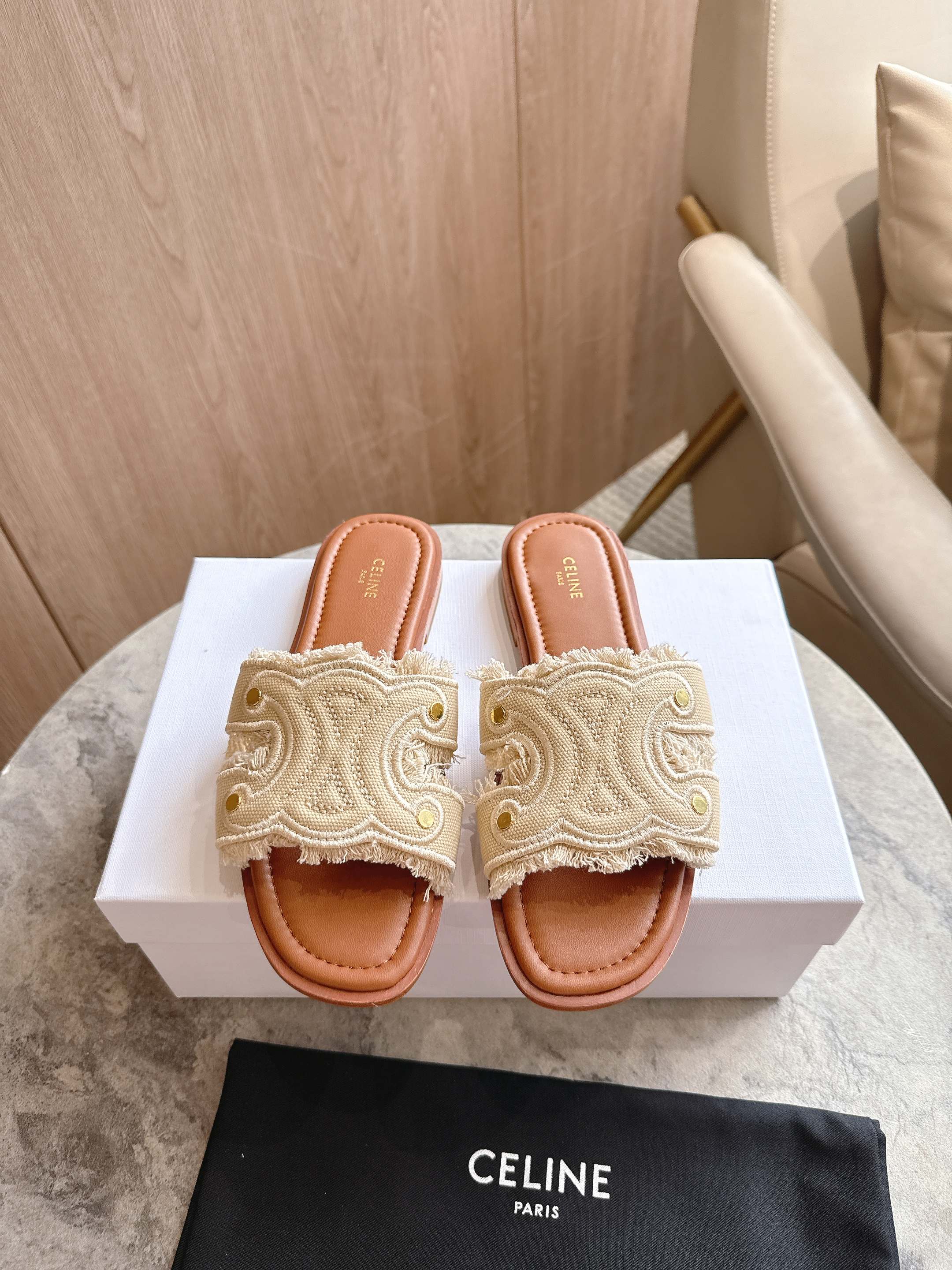 NO:389588,0597-1 Brown (35-42) 0.5-inch (13mm) heel Thick layered leather heel with rubber heel Round toe TRIOMPHE patch Tassel upper Thin padded leather insole Leather outsole, slippers, slippers198609090597-1 棕（35-42） 0.5英寸(13毫米)鞋跟 厚实层迭皮革鞋跟,配以橡胶后跟面 圆形鞋头 TRIOMPHE贴饰 流苏鞋面 薄软垫皮革内底 皮革外底,拖鞋,slippers,Women's Shoes