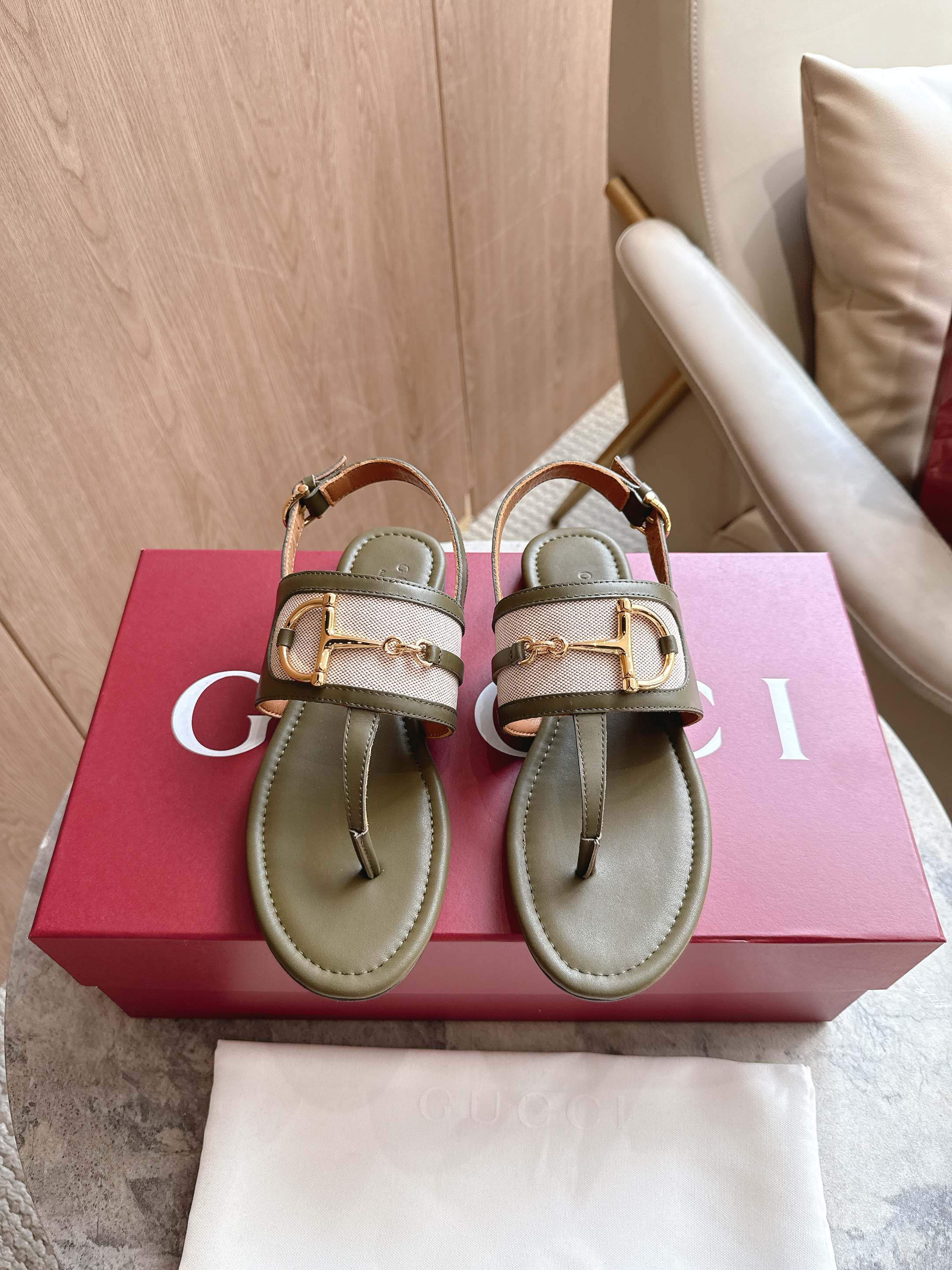 NO:389762,8023-2 Green cloth (35-43) This women's clip-toe sandal is paired with classic horse bit details and gold tones, highlighting the brand's heritage. It is made of exquisite suede material, with elegant design without losing its casualness, making it an ideal item for the warm season. Light brown suede material for women, gold tones, leather piping, horse bit adjustable ankle buckle Flat sole, sandals, sandals198609098023-2 绿布（35-43）这款女士夹趾凉鞋搭配饰经典马衔扣细节金色调配件,彰显品牌传承.采用精致绒面材质打造,设计优雅而不失随性,是温暖季节的理想单品. 浅棕色绒面材质 女士 金色调配件 皮革滚边 马衔扣 可调节踝部搭扣 平底,凉鞋,sandals,Women's Shoes