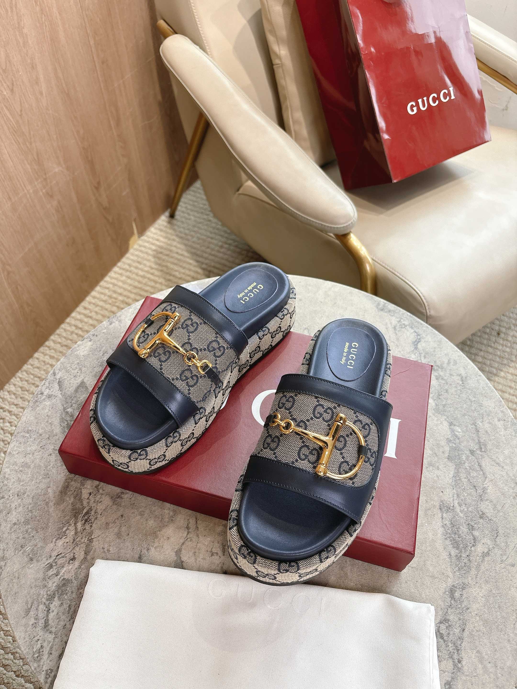 NO:392577,8356-8 Dark Blue (35-42) This women's sandal features its signature horse toe buckle details and gold hardware. Made of high-quality leather, the design combines traditional inspiration with modern versatility to add a sole delicate touch to a warm weather set. G-patterned canvas with classic GG canvas piping for women Leather lining Waterproof platform with rubber sole Medium heel 5.5 cm tall, slippers, sandals, slippers198609098356-8 深蓝（35-42）这款女士凉鞋以其标志性的马头扣细节和金色五金为特色.采用优质皮革制成,设计将传统灵感与现代多功能性相结合,为温暖天气的套装增添精致触感. G图案帆布,饰经典GG帆布滚边 女士 皮革衬里 防水台搭配橡胶鞋底 中跟 5.5厘米高,拖鞋,sandals,slippers,Women's Shoes