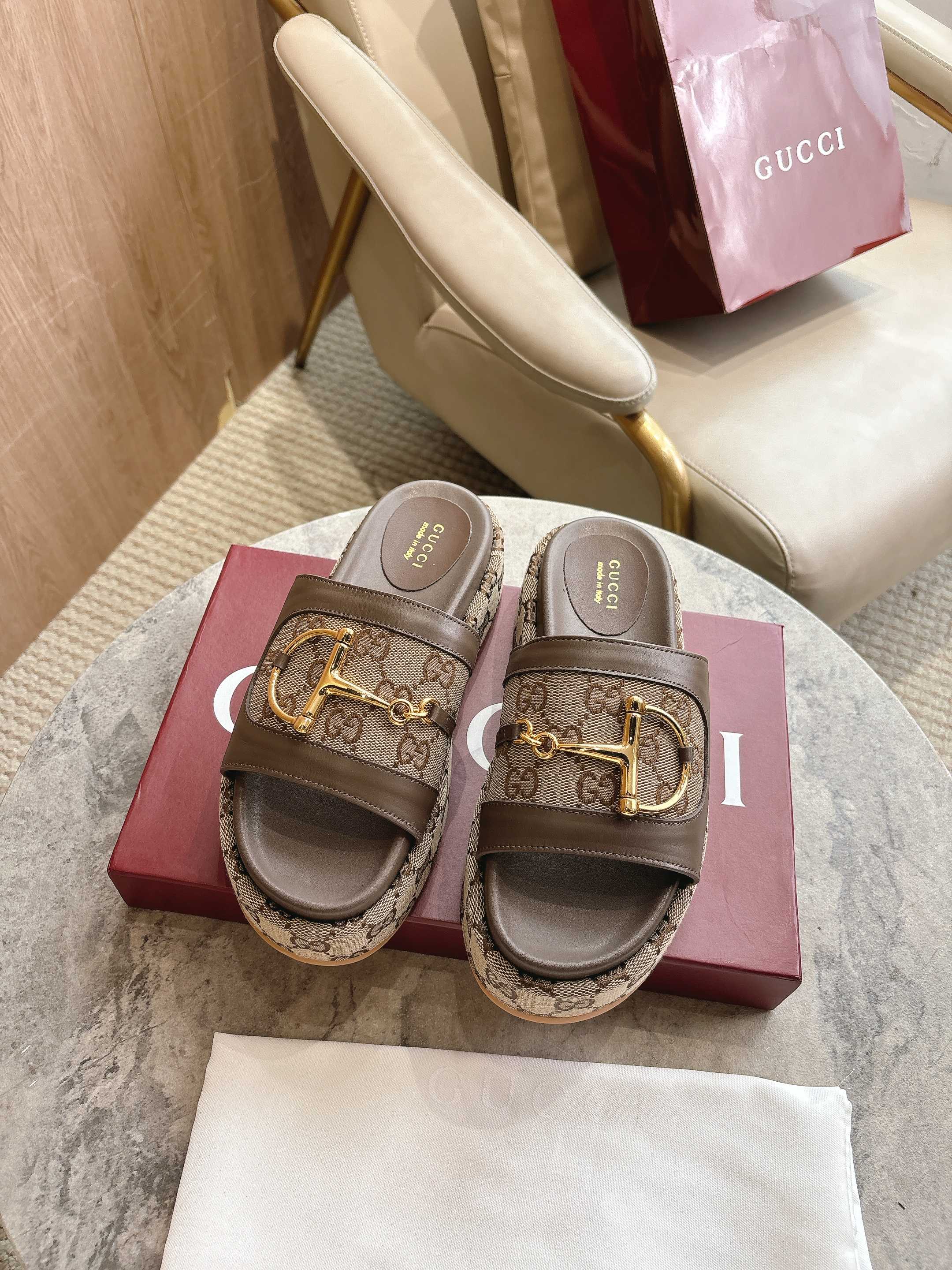 NO:392580,8356-8 Coffee (35-42) This women's sandal features its signature horse toe buckle details and gold hardware. Made of high-quality leather, the design combines traditional inspiration with modern versatility to add a sole touch to a warm weather set. G-patterned canvas with classic GG canvas piping for women Leather lining Waterproof platform with rubber sole Medium heel 5.5 cm tall, slippers, sandals, slippers198609098356-8 咖色（35-42）这款女士凉鞋以其标志性的马头扣细节和金色五金为特色.采用优质皮革制成,设计将传统灵感与现代多功能性相结合,为温暖天气的套装增添精致触感. G图案帆布,饰经典GG帆布滚边 女士 皮革衬里 防水台搭配橡胶鞋底 中跟 5.5厘米高,拖鞋,sandals,slippers,Women's Shoes