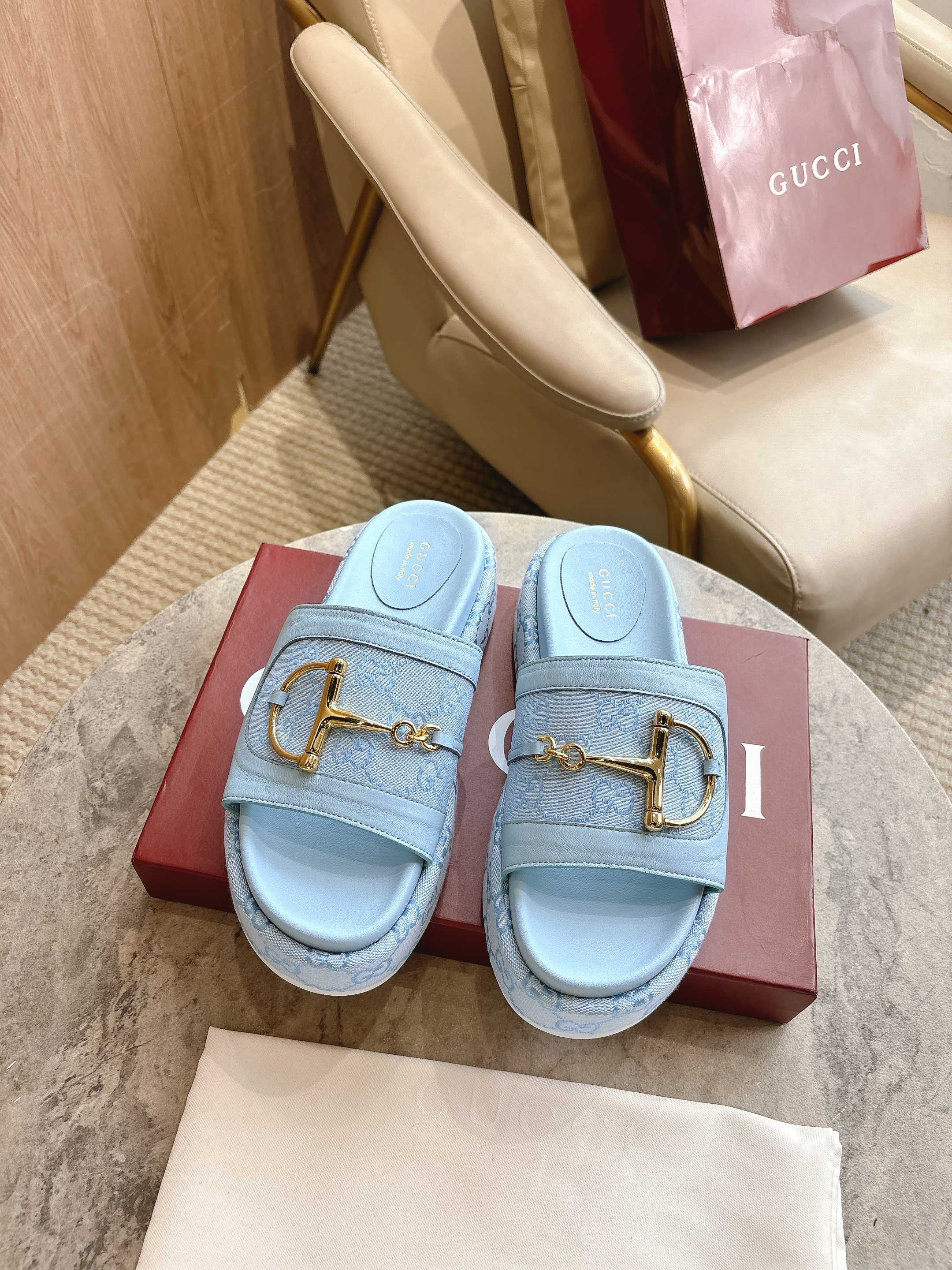 NO:392582,8356-8 Light Blue (35-42) This women's sandal features its signature horse toe buckle details and gold hardware. Made of high-quality leather, the design combines traditional inspiration with modern versatility to add a sophisticated touch to a warm-weather suit. G-patterned canvas with classic GG canvas piping for women Leather lining Waterproof platform with rubber sole Medium heel 5.5 cm tall, slippers, sandals, slippers198609098356-8 浅蓝（35-42）这款女士凉鞋以其标志性的马头扣细节和金色五金为特色.采用优质皮革制成,设计将传统灵感与现代多功能性相结合,为温暖天气的套装增添精致触感. G图案帆布,饰经典GG帆布滚边 女士 皮革衬里 防水台搭配橡胶鞋底 中跟 5.5厘米高,拖鞋,sandals,slippers,Women's Shoes
