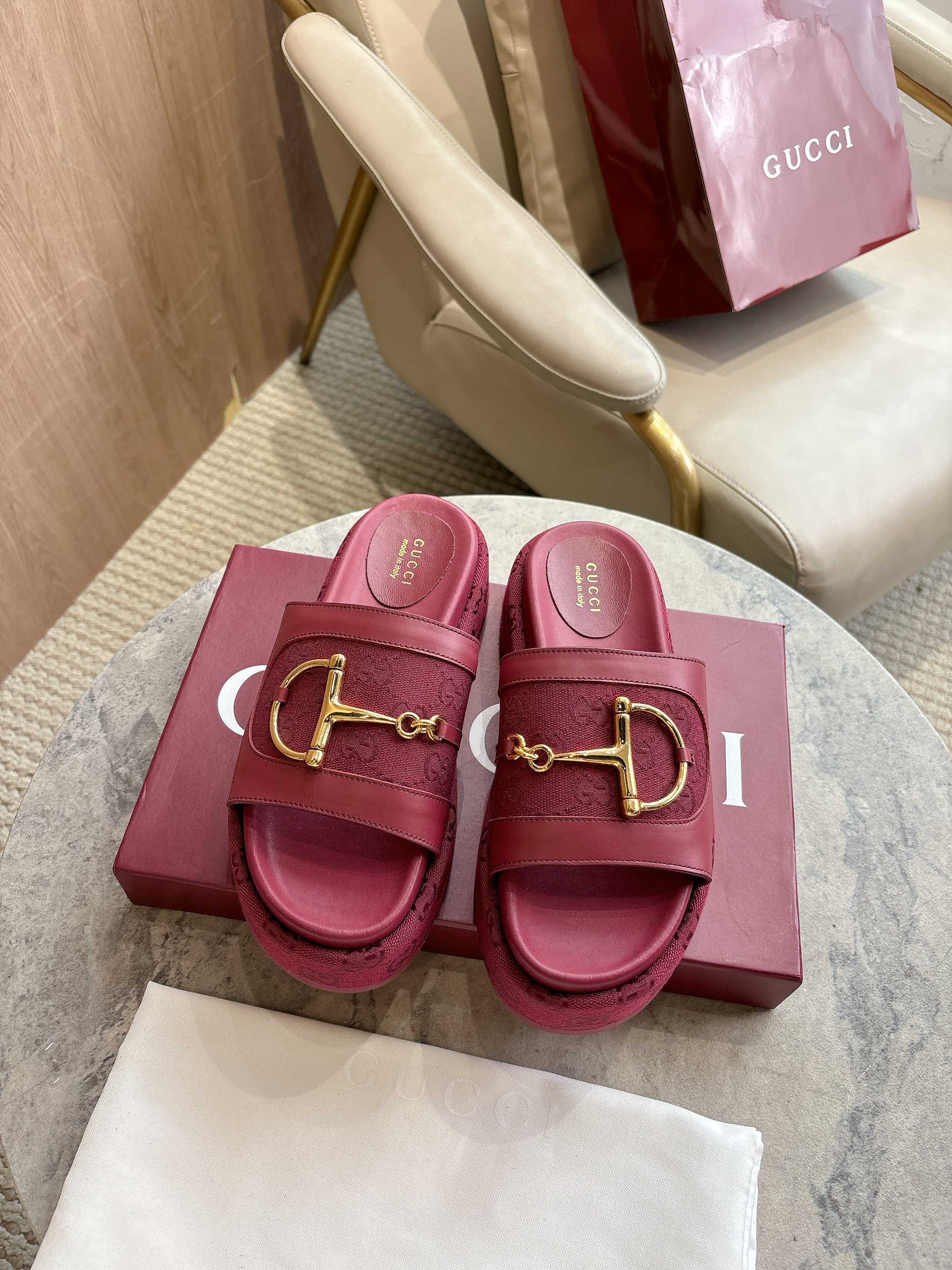 NO:392584,8356-8 Burgundy (35-42) This women's sandal features its signature horse toe buckle details and gold hardware. Made of high-quality leather, the design combines traditional inspiration with modern versatility to add a sole delicate touch to a warm weather set. G-patterned canvas with classic GG canvas piping for women Leather lining Waterproof platform with rubber sole Medium heel 5.5 cm tall, slippers, sandals, slippers198609098356-8 酒红（35-42）这款女士凉鞋以其标志性的马头扣细节和金色五金为特色.采用优质皮革制成,设计将传统灵感与现代多功能性相结合,为温暖天气的套装增添精致触感. G图案帆布,饰经典GG帆布滚边 女士 皮革衬里 防水台搭配橡胶鞋底 中跟 5.5厘米高,拖鞋,sandals,slippers,Women's Shoes