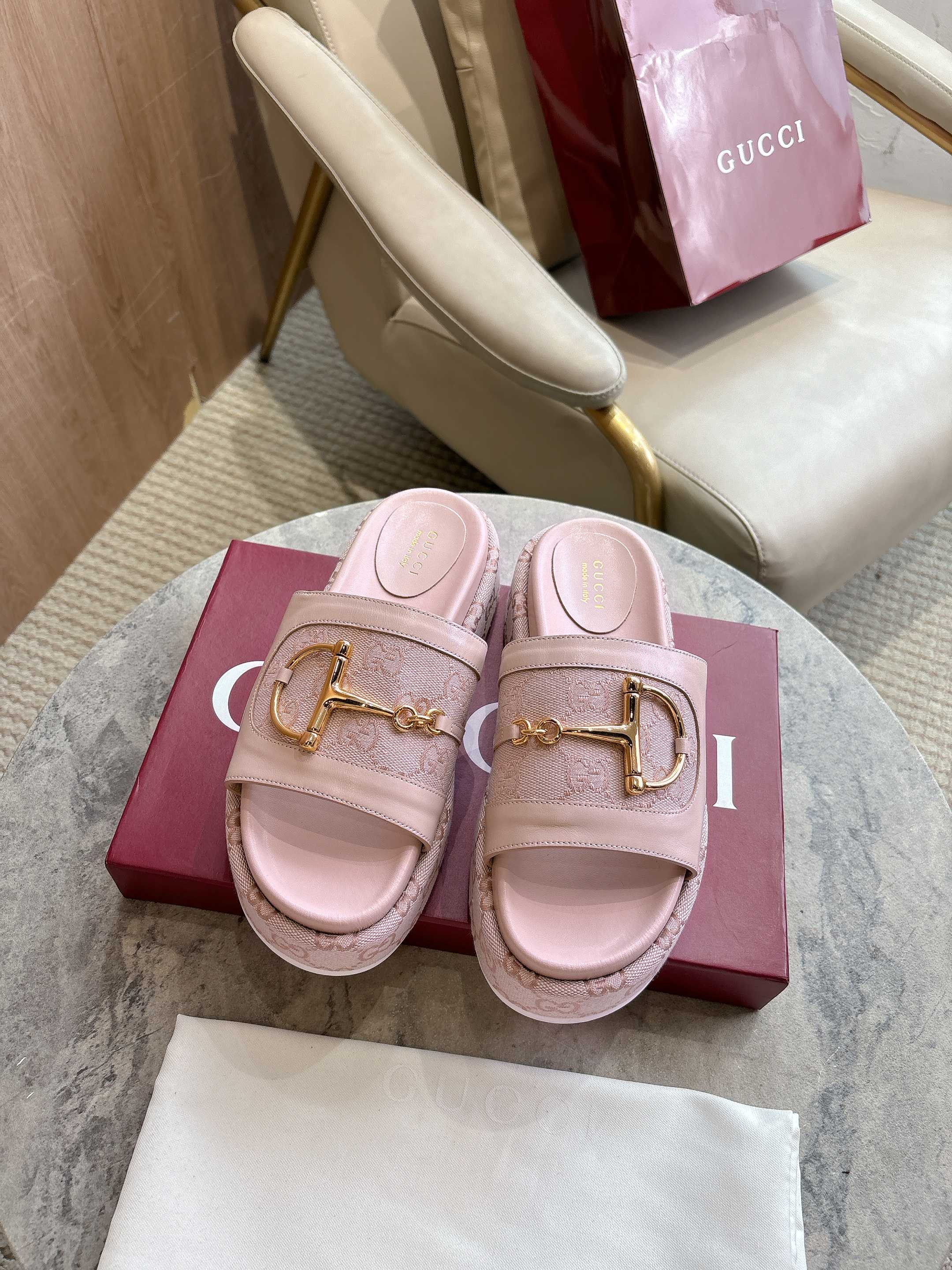 NO:392589,8356-8 Pink (35-42) This women's sandal features its signature horse toe buckle details and gold hardware. Made of high-quality leather, the design combines traditional inspiration with modern versatility to add a sole touch to a warm weather set. G-patterned canvas with classic GG canvas piping for women Leather lining Waterproof platform with rubber sole Medium heel 5.5 cm tall, slippers, sandals, slippers198609098356-8 粉（35-42）这款女士凉鞋以其标志性的马头扣细节和金色五金为特色.采用优质皮革制成,设计将传统灵感与现代多功能性相结合,为温暖天气的套装增添精致触感. G图案帆布,饰经典GG帆布滚边 女士 皮革衬里 防水台搭配橡胶鞋底 中跟 5.5厘米高,拖鞋,sandals,slippers,Women's Shoes