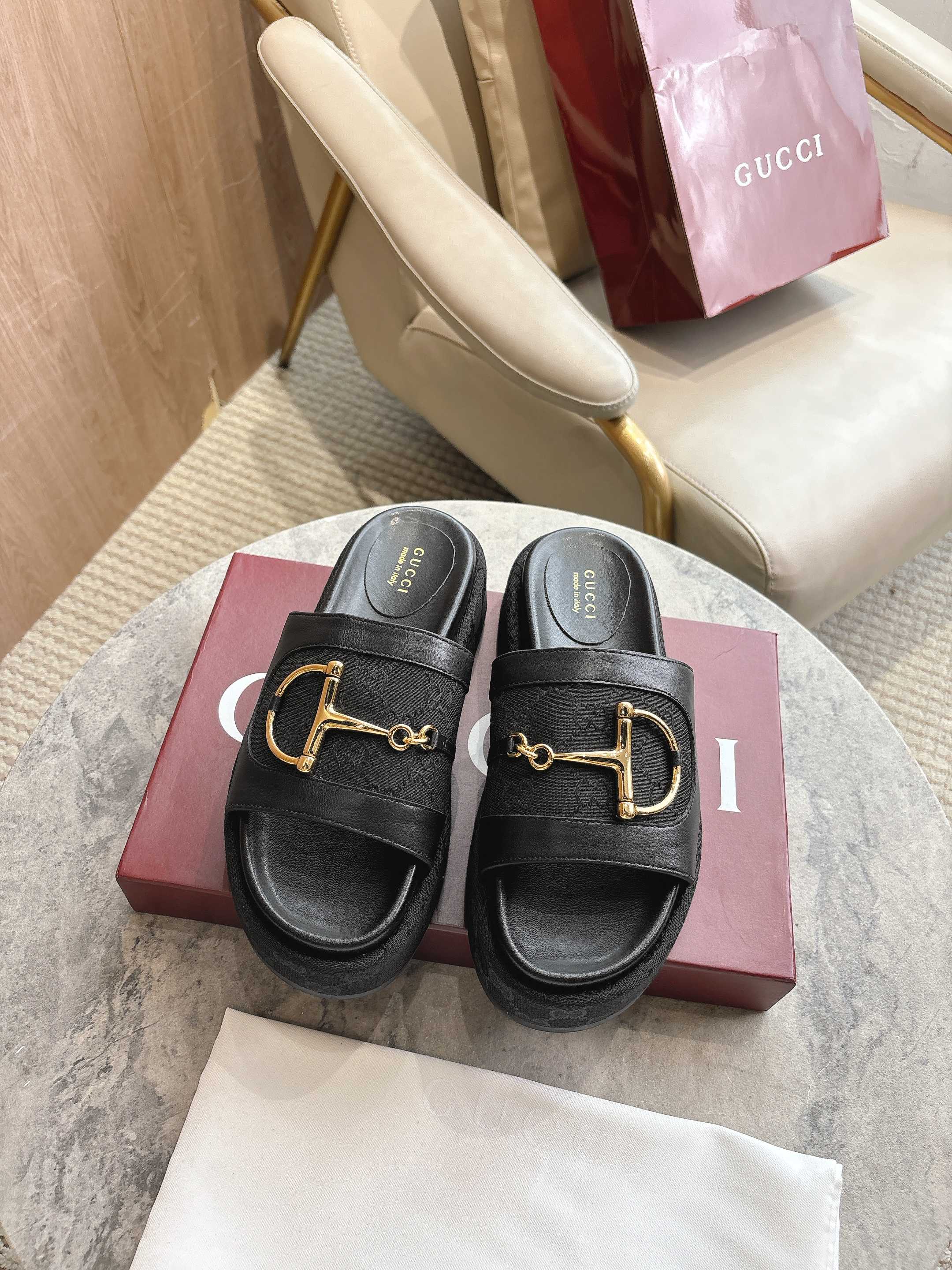 NO:392594,8356-8 Black (35-42) This women's sandal features its signature horse toe buckle details and gold hardware. Made of high-quality leather, the design combines traditional inspiration with modern versatility to add a sole delicate touch to a warm weather set. G-patterned canvas with classic GG canvas piping for women Leather lining Waterproof platform with rubber sole Medium heel 5.5 cm tall, slippers, sandals, slippers198609098356-8 黑（35-42）这款女士凉鞋以其标志性的马头扣细节和金色五金为特色.采用优质皮革制成,设计将传统灵感与现代多功能性相结合,为温暖天气的套装增添精致触感. G图案帆布,饰经典GG帆布滚边 女士 皮革衬里 防水台搭配橡胶鞋底 中跟 5.5厘米高,拖鞋,sandals,slippers,Women's Shoes