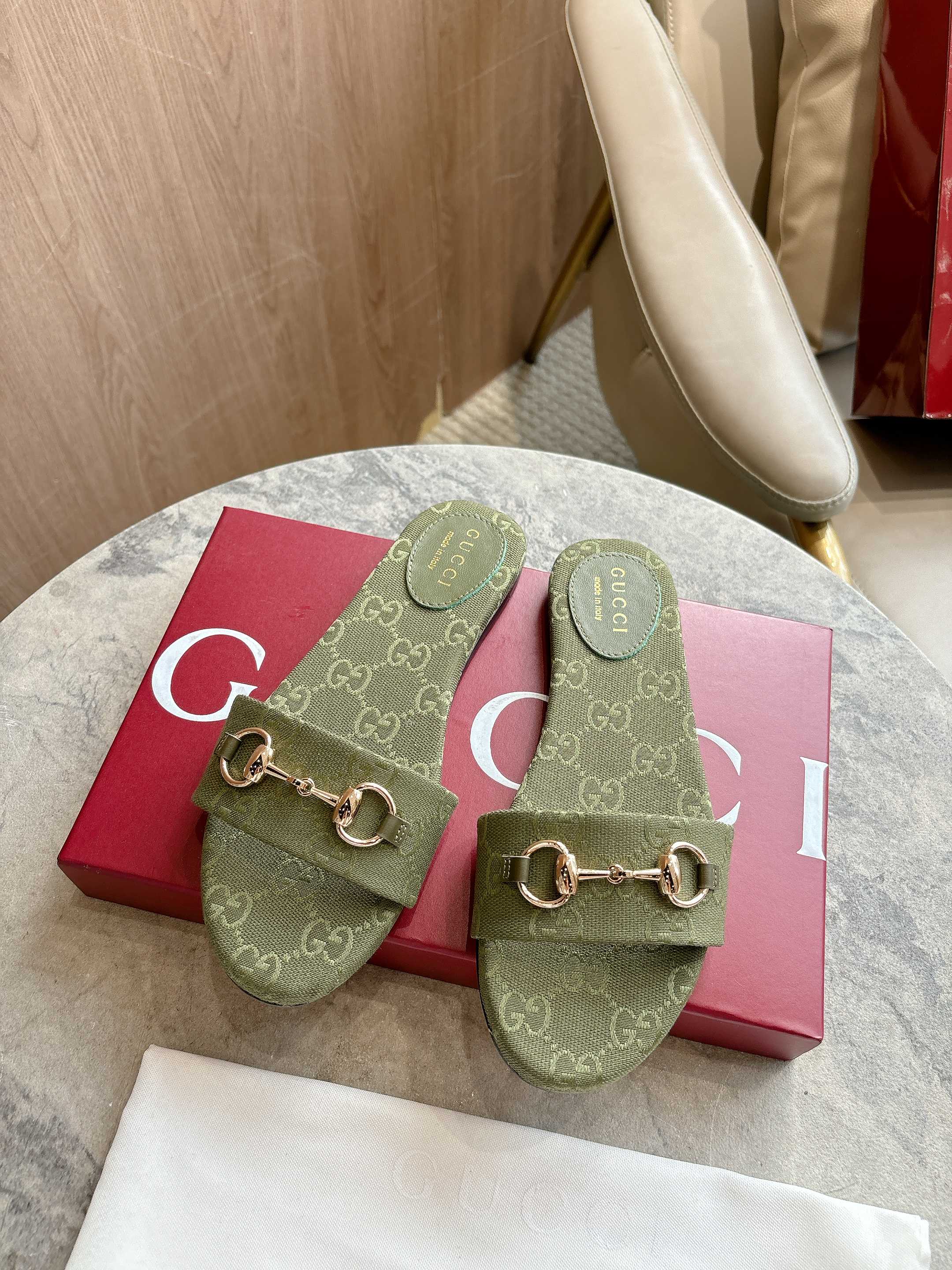 NO:476657,8023-3 Green G (35-43) This sandal is made of GG canvas ingeniously embellished with light gold tones horse bit details; exquisite fabrics and classic patterns are combined to inject a touch of exquisiteness into the warm sun style. Green GG canvas Light gold tones accessories Horse bits Leather soles Flat soles, slippers198609098023-3 绿G（35-43）这款凉拖以GG帆布匠心打造,缀饰浅金色调马衔扣细节；精致面料与典藏图案共冶一炉,为暖日造型注入一抹精致感. 绿色GG帆布 浅金色调配件 马衔扣 皮革鞋底 平底,拖鞋,slippers,Women's Shoes