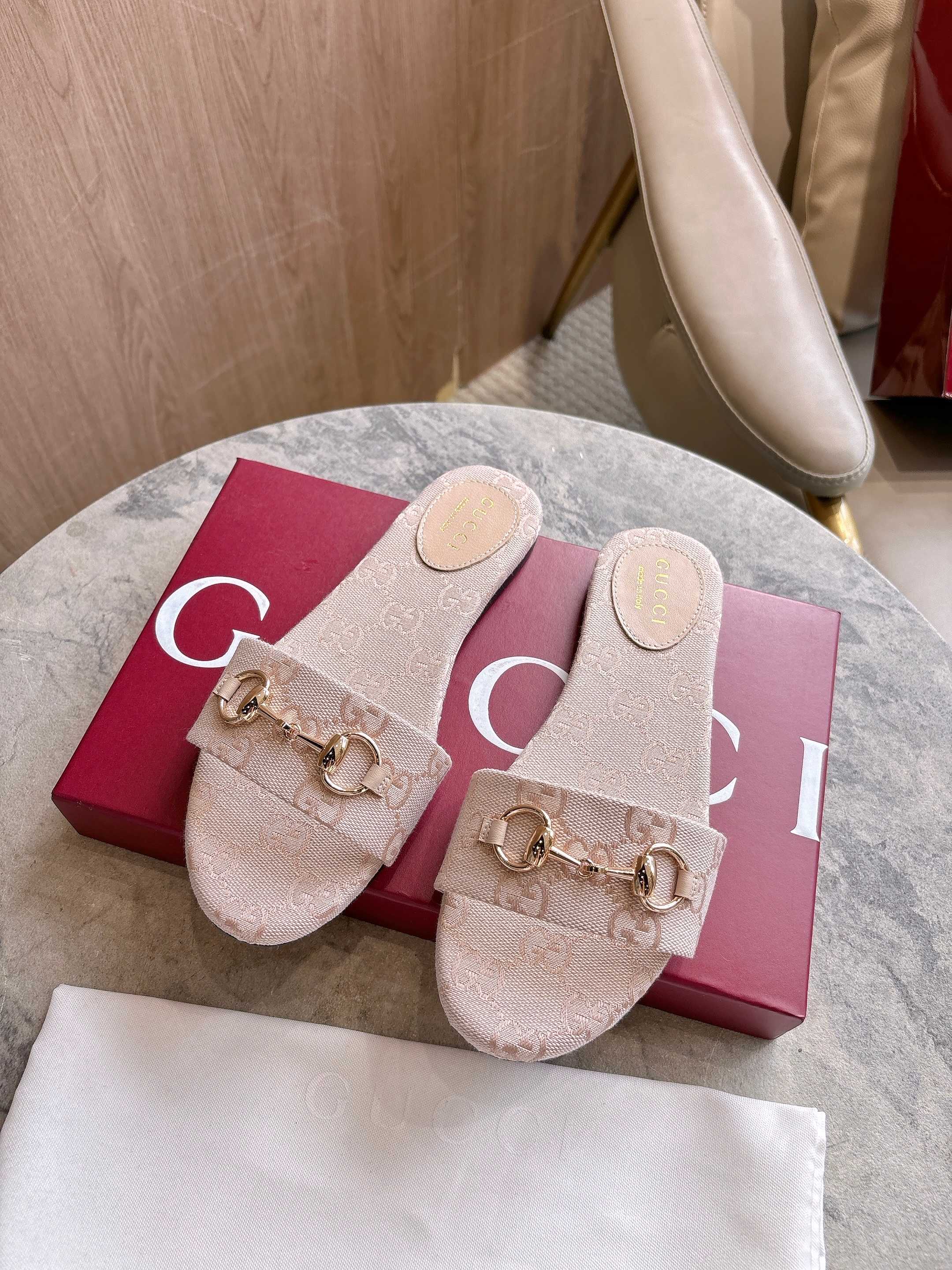 NO:476650,8023-3 Little Pink G (35-43) This sandal is made of GG canvas, embellishing the details of light gold tones of horse buckles; exquisite fabrics and classic patterns are combined to inject a touch of exquisiteness into the warm sun style. Light pink GG canvas Light gold tones accessories Horse buckles Leather soles Flat soles, slippers198609098023-3 小粉G（35-43）这款凉拖以GG帆布匠心打造,缀饰浅金色调马衔扣细节；精致面料与典藏图案共冶一炉,为暖日造型注入一抹精致感. 浅粉色GG帆布 浅金色调配件 马衔扣 皮革鞋底 平底,拖鞋,slippers,Women's Shoes