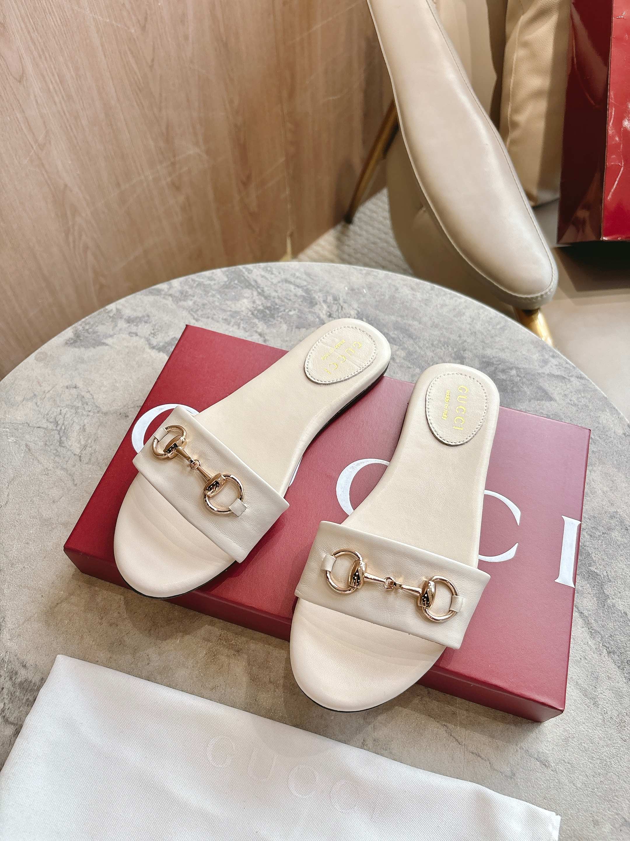 NO:476623,8023-3 White (35-43) This sandals leather is crafted ingeniously embellished with light gold tones horse bit details; exquisite fabrics and classic patterns are combined to inject a touch of exquisiteness into the warm sun style. White leather Light gold tones accessories Horse bits Leather soles Flat soles, slippers198609098023-3 白（35-43）这款凉拖皮革匠心打造,缀饰浅金色调马衔扣细节；精致面料与典藏图案共冶一炉,为暖日造型注入一抹精致感. 白色皮革 浅金色调配件 马衔扣 皮革鞋底 平底,拖鞋,slippers,Women's Shoes