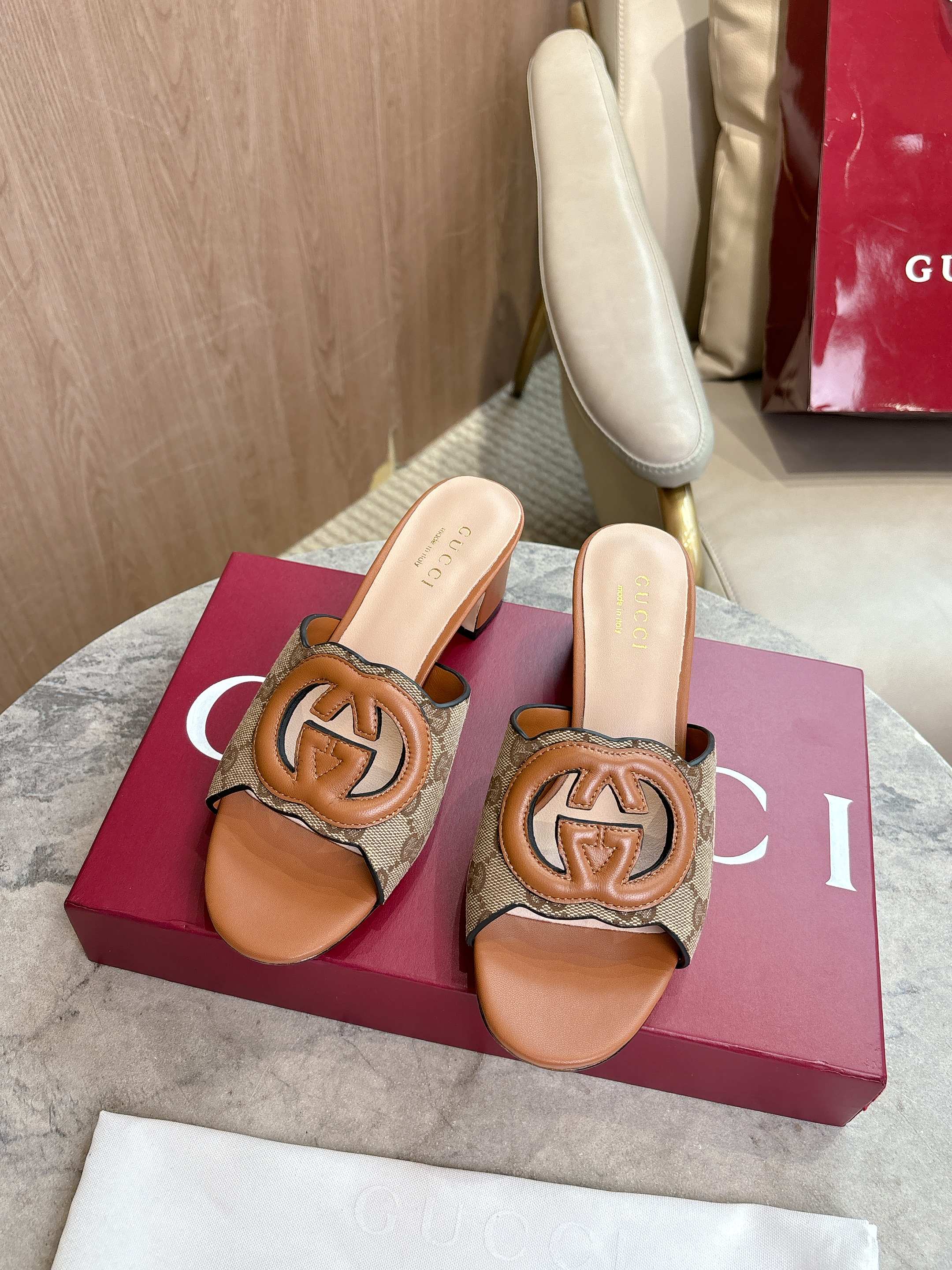NO:476632,3453-1 Women's Apricot G (35-41) draws inspiration from the 1970s collection design that injects glory into the brand. Interlocking double G is renovated with large hollow details on this black leather slipper. Brown leather Women Interlocking double G hollow details Leather sole Medium heel, slippers, slippers198609093453-1 女 杏G（35-41）从为品牌注入荣光的20世纪70年代典藏设计中撷取灵感,互扣式双G在这款黑色皮革拖鞋上以大号镂空细节焕新呈现. 棕色皮革 女士 互扣式双G镂空细节 皮革鞋底 中跟,拖鞋,slippers,Women's Shoes