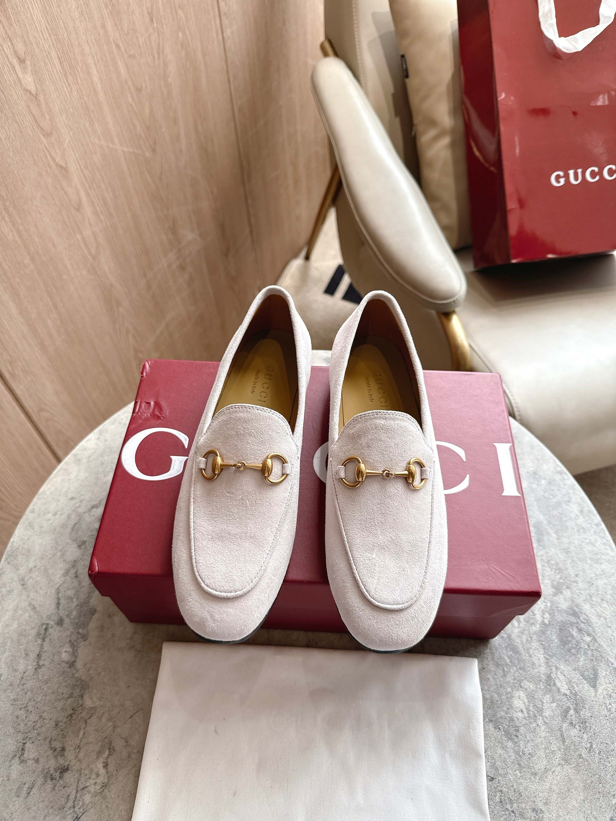 NO:476639,1819-10 White (35-42) As an outstanding representative of Gucci design inheritance, horse-bit loafers vividly demonstrate classic elegance. This shoe is made of suede material, and is craftsmanship and classic horse-bit buckle styling accessories. Coffee suede material for women, light gold tone accessories, horse-bit buckle leather sole flat heel 1 cm, slippers, gucci, loafers, slippers198609091819-10 白（35-42）作为Gucci设计传承的杰出代表,马衔扣乐福鞋生动彰显经典优雅格调.这款鞋履甄选绒面材质打造,匠心融蕴经典马衔扣造型配件. 咖啡色绒面材质 女士 浅金色调配件 马衔扣 皮革鞋底 平底 鞋跟1厘米,拖鞋,gucci,loafers,slippers,Women's Shoes