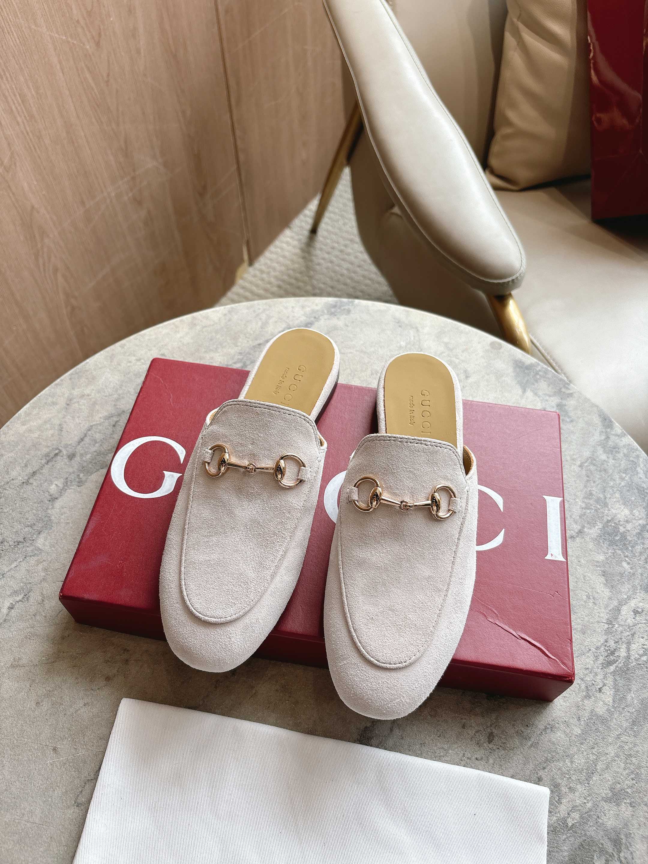 NO:476769,1803-10 White (35-41) 41-order Princetown series slippers are made of classic leather fabrics with the iconic gold tone horse buckle for a shocking effect. White leather Women's style Horse buckle details Leather sole Flat 1 cm heel, semi-trail, slippers198609091803-10 白（35-41）41订Princetown系列拖鞋采用品牌经典的皮革面料,配以标志性的金色调马衔扣,呈现震撼效果. 白色皮革 女士款 马衔扣细节 皮革鞋底 平底 1厘米鞋跟,半拖,slippers,Women's Shoes