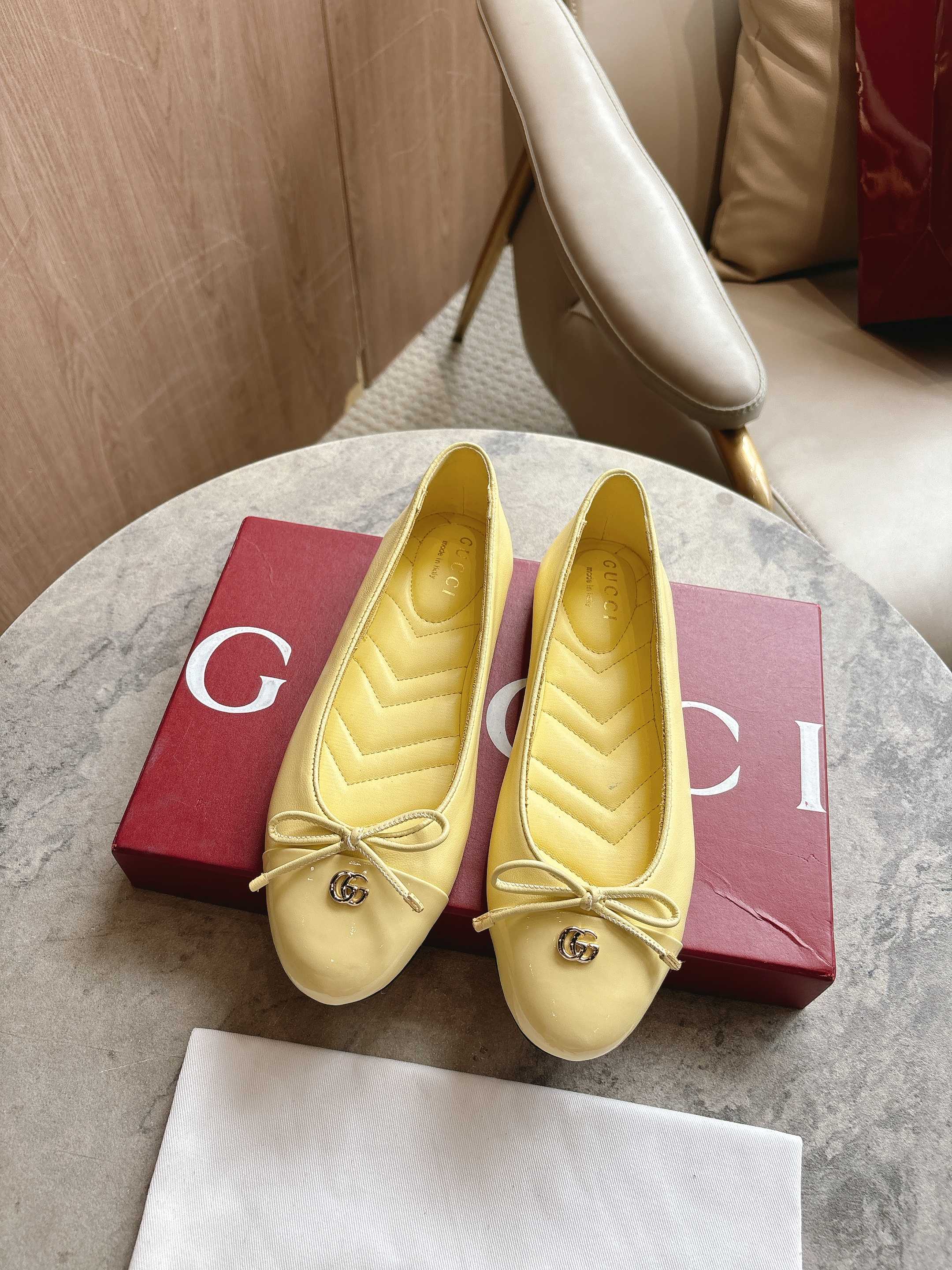 NO:476667,1054-1 Yellow (35-42) This flat ballet shoe is made of glossy leather and is paired with patent leather toe, showing elegant and timeless style. The exquisite bow reveals femininity, and the light gold tone double G accessories are low-key to echo the brand's high recognition logo. Yellow leather Light gold tone accessories Quilted leather insole bow and double G patent leather toe leather sole Flat sole, single shoes198609091054-1 黄（35-42）这款平底芭蕾舞鞋选用光面皮革制作,配以漆皮鞋头,尽显优雅隽永格调.精巧蝴蝶结流露女性气质,浅金色调双G配件低调呼应品牌高辨识度标识. 黄色皮革 浅金色调配件 绗缝皮革内底 蝴蝶结和双G 漆皮鞋头 皮革鞋底 平底,单鞋,Women's Shoes